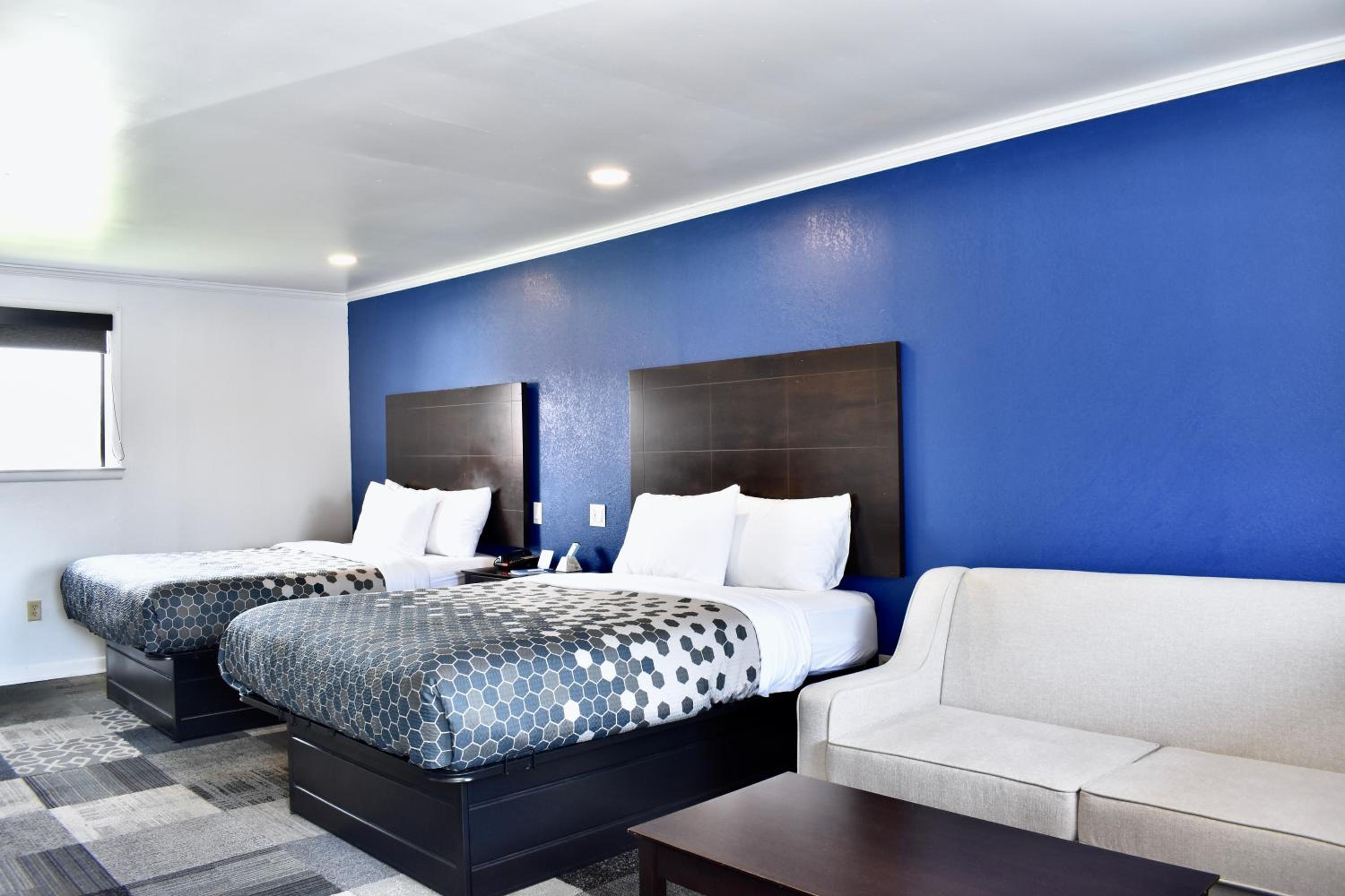 Queen Room with Two Queen Beds and Sofa Bed - Non-Smoking - Photo 24