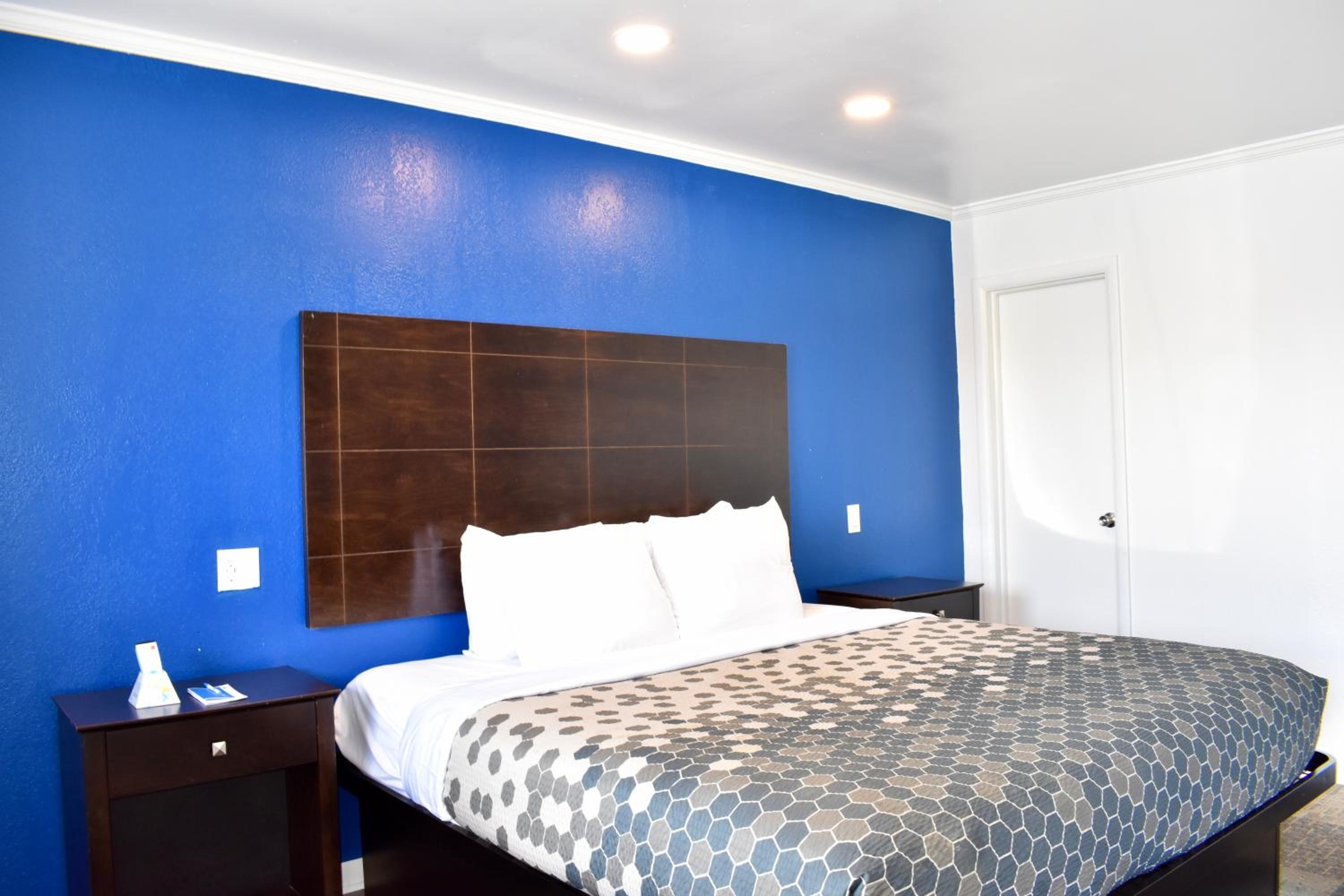 King Room - Non-Smoking - Photo 8