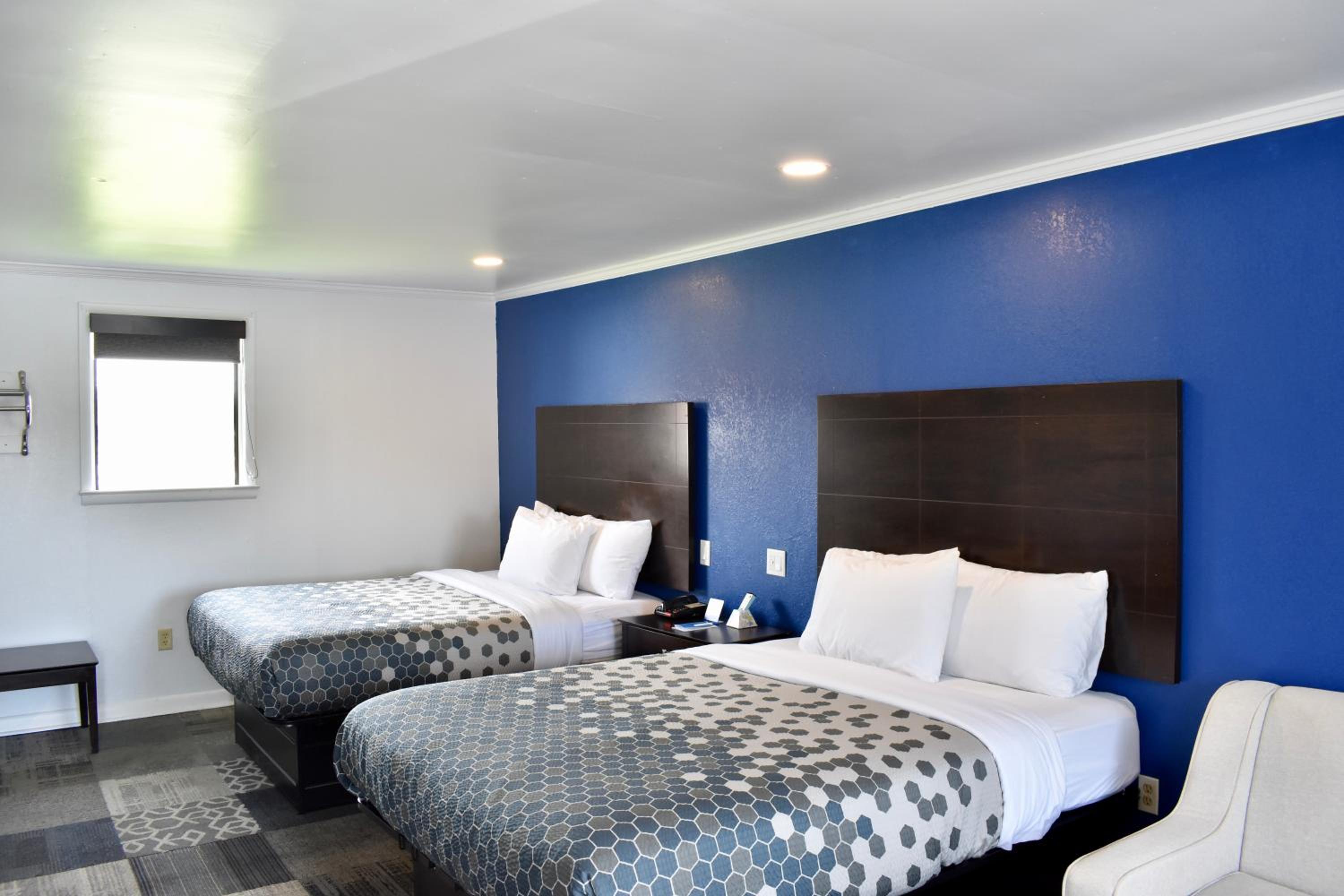Queen Room with Two Queen Beds and Sofa Bed - Non-Smoking - Photo 9