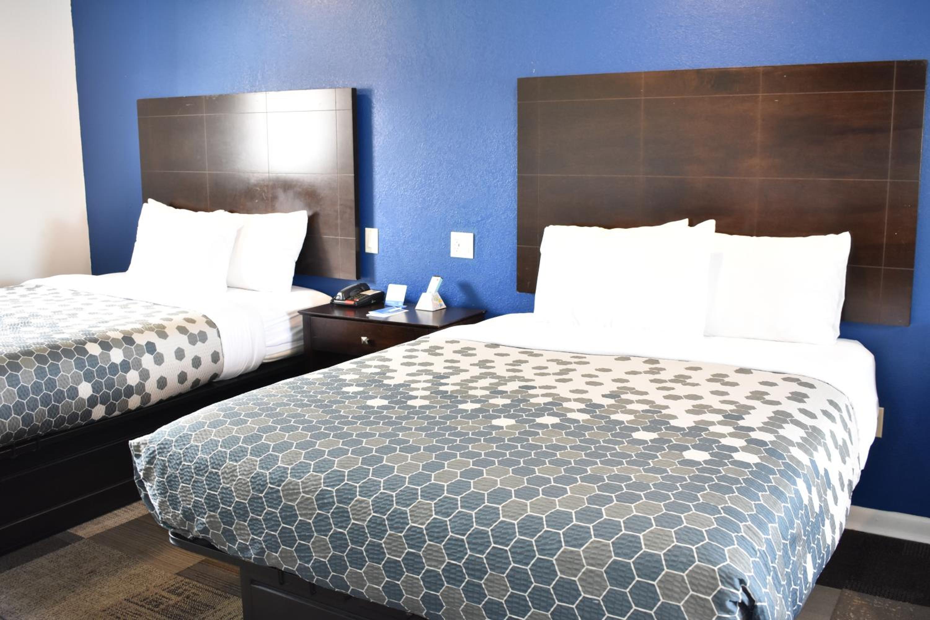 Queen Room with Two Queen Beds and Sofa Bed - Non-Smoking - Photo 3