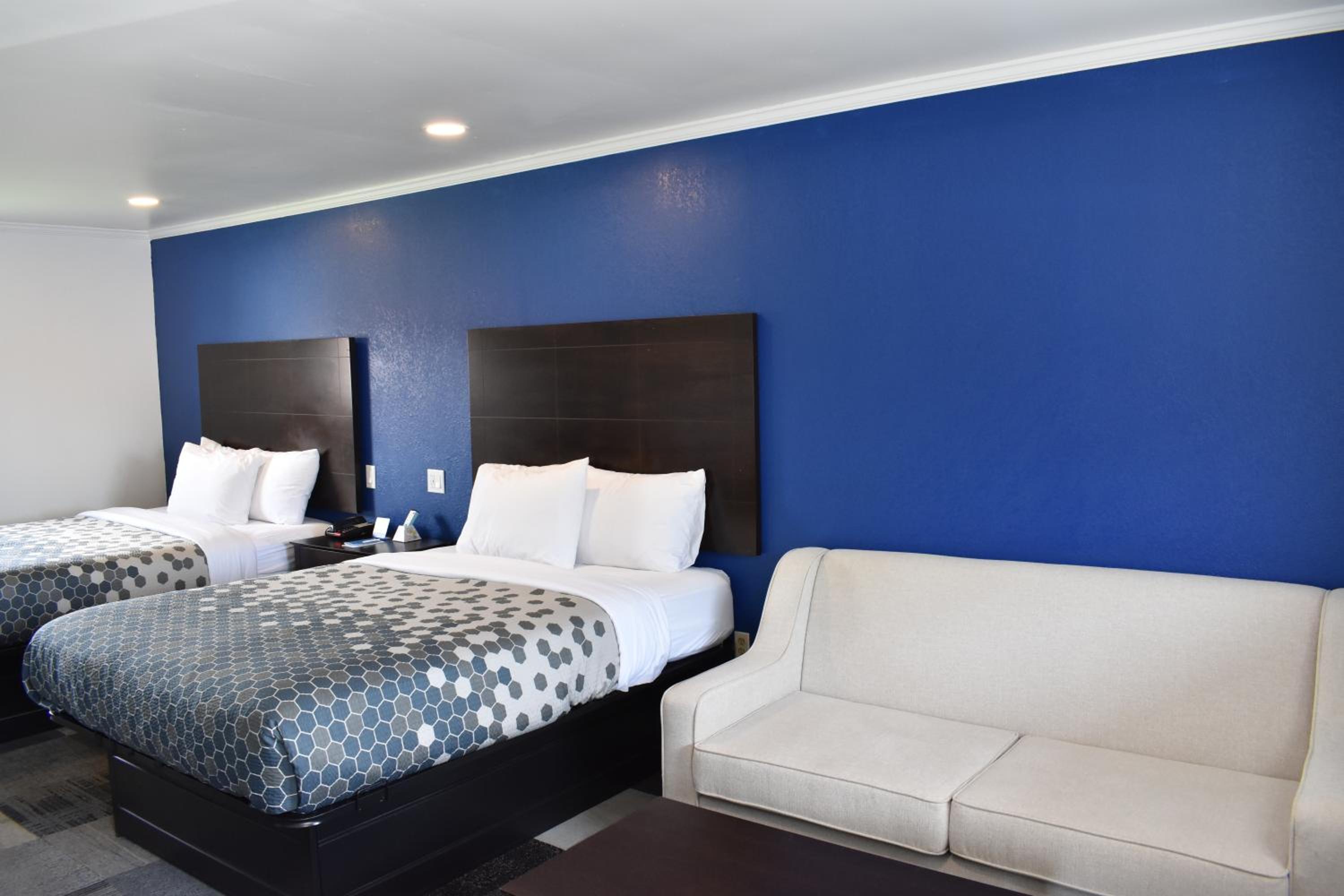 Queen Room with Two Queen Beds and Sofa Bed - Non-Smoking - Photo 4