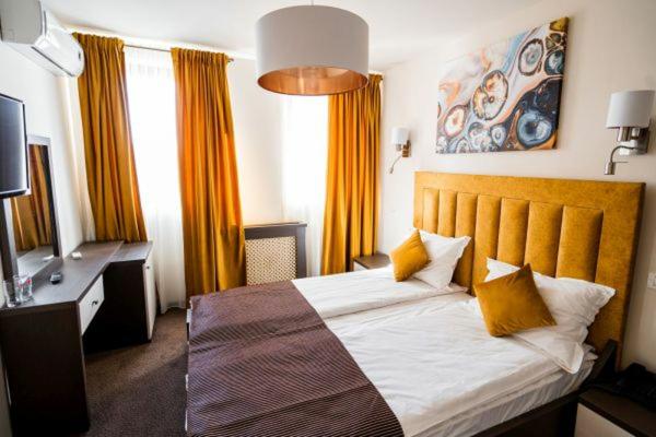 Double Room with Balcony - Photo 3