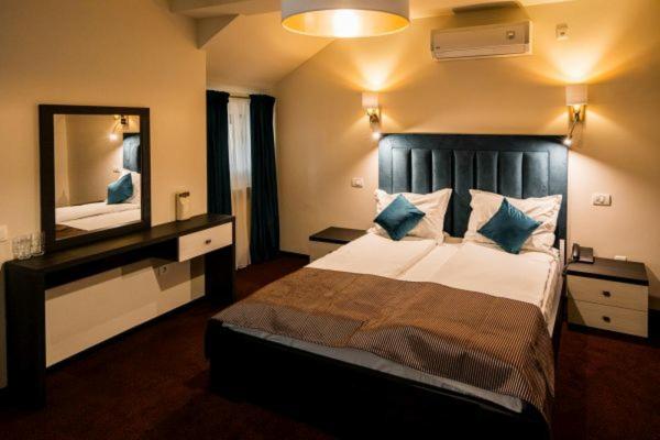 Two-Bedroom Suite with Balcony and Spa Bath - Photo 3