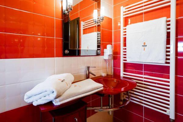 Two-Bedroom Suite with Balcony and Spa Bath - Photo 6