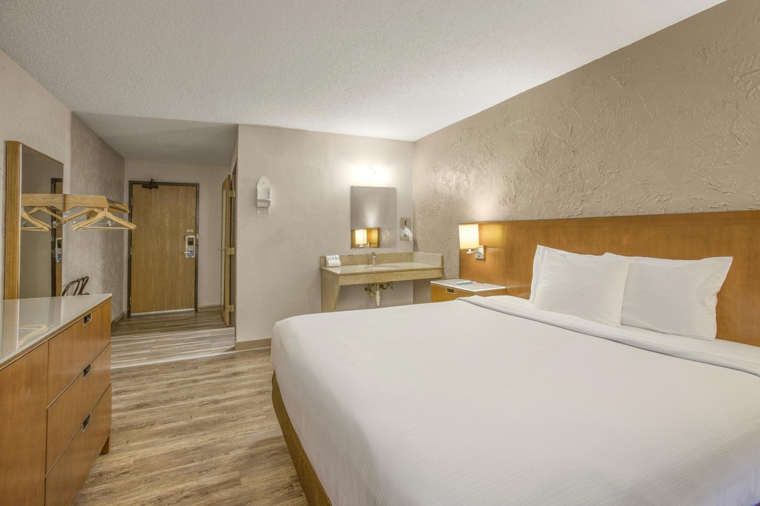 King Room - Accessible/Non-Smoking photo 3