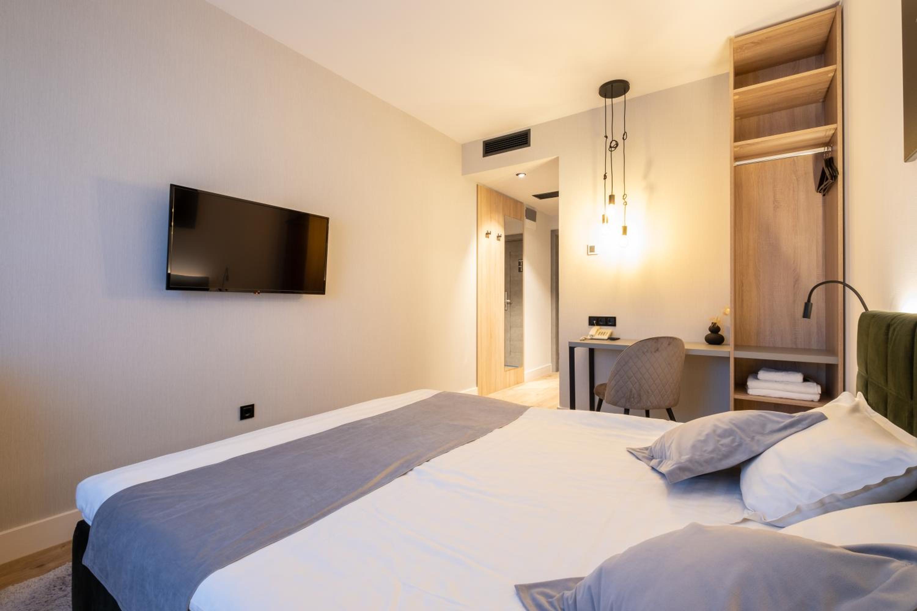 Standard Double Room - Photo 2