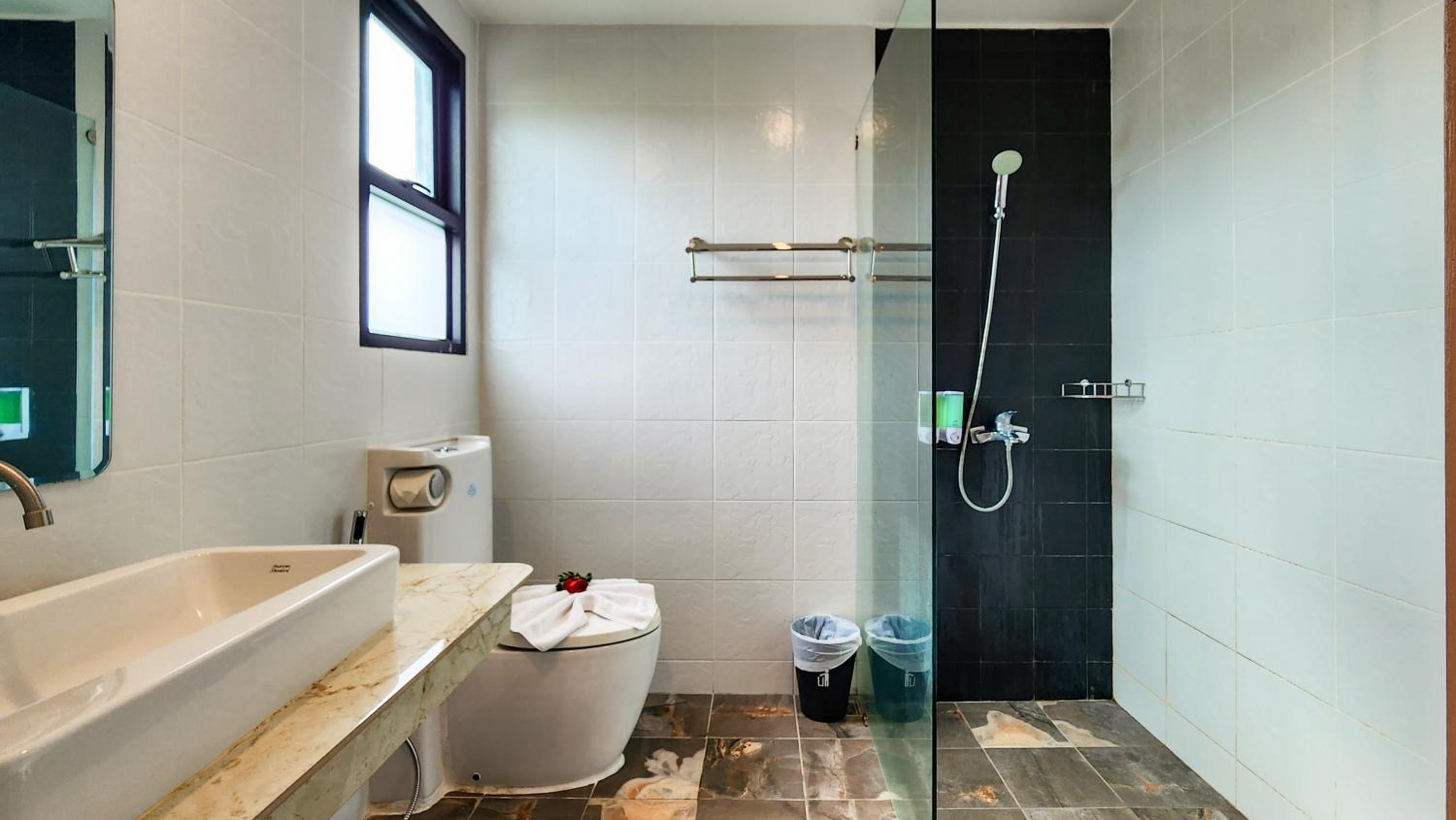 Deluxe Double or Twin Room with Pool Access - Photo 15