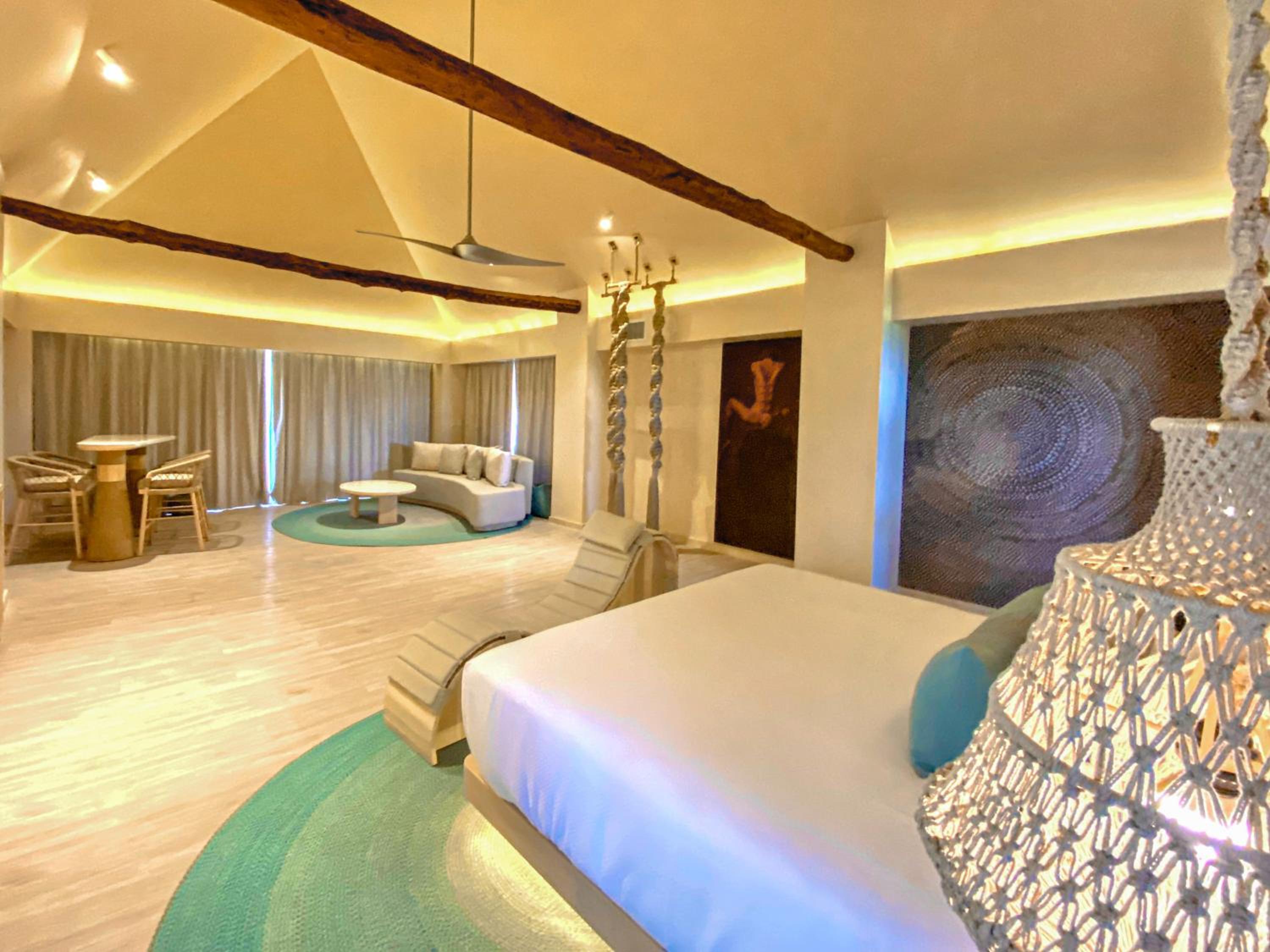 Superior Suite - Photo 17