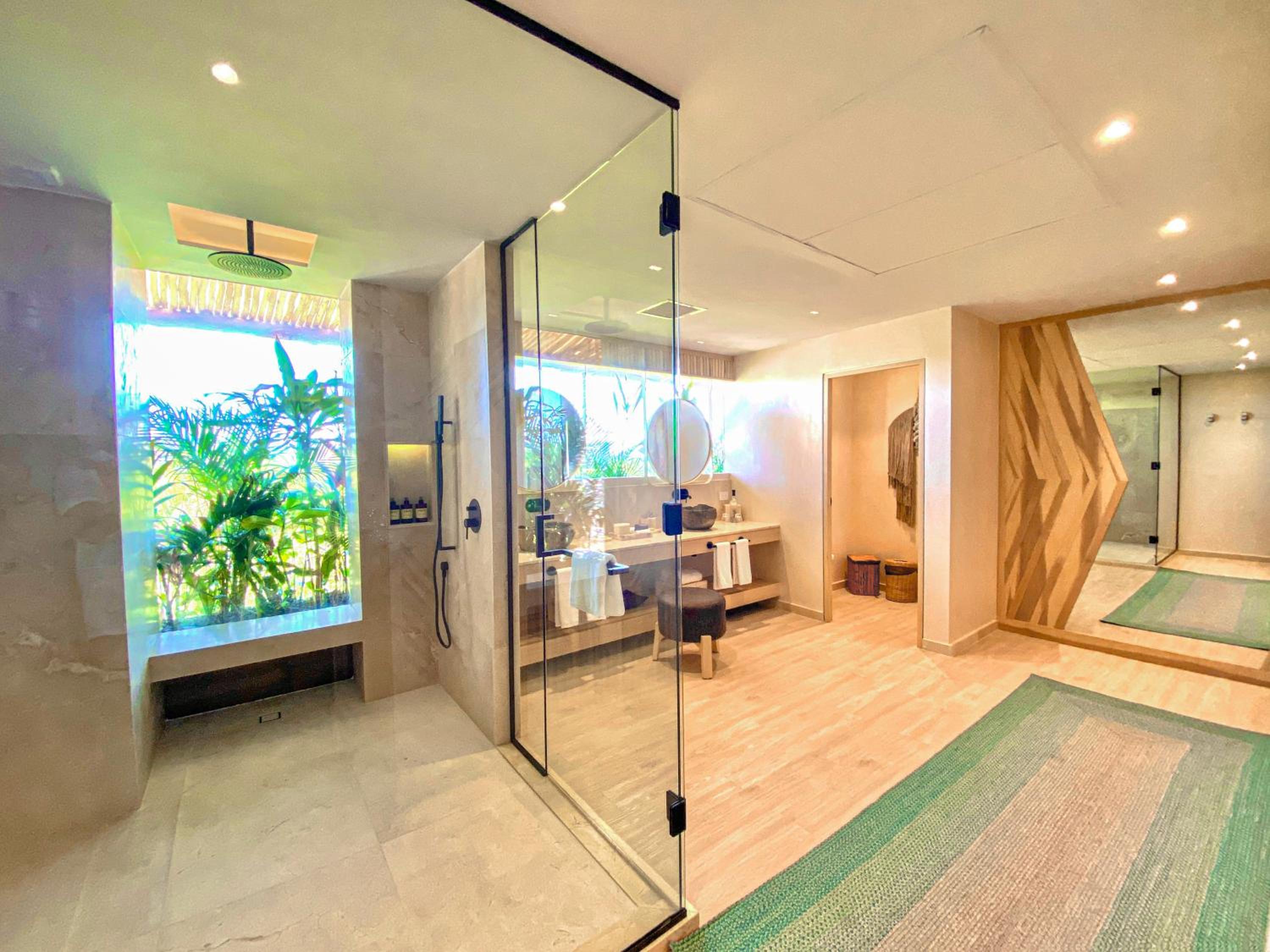 Superior Suite - Photo 13