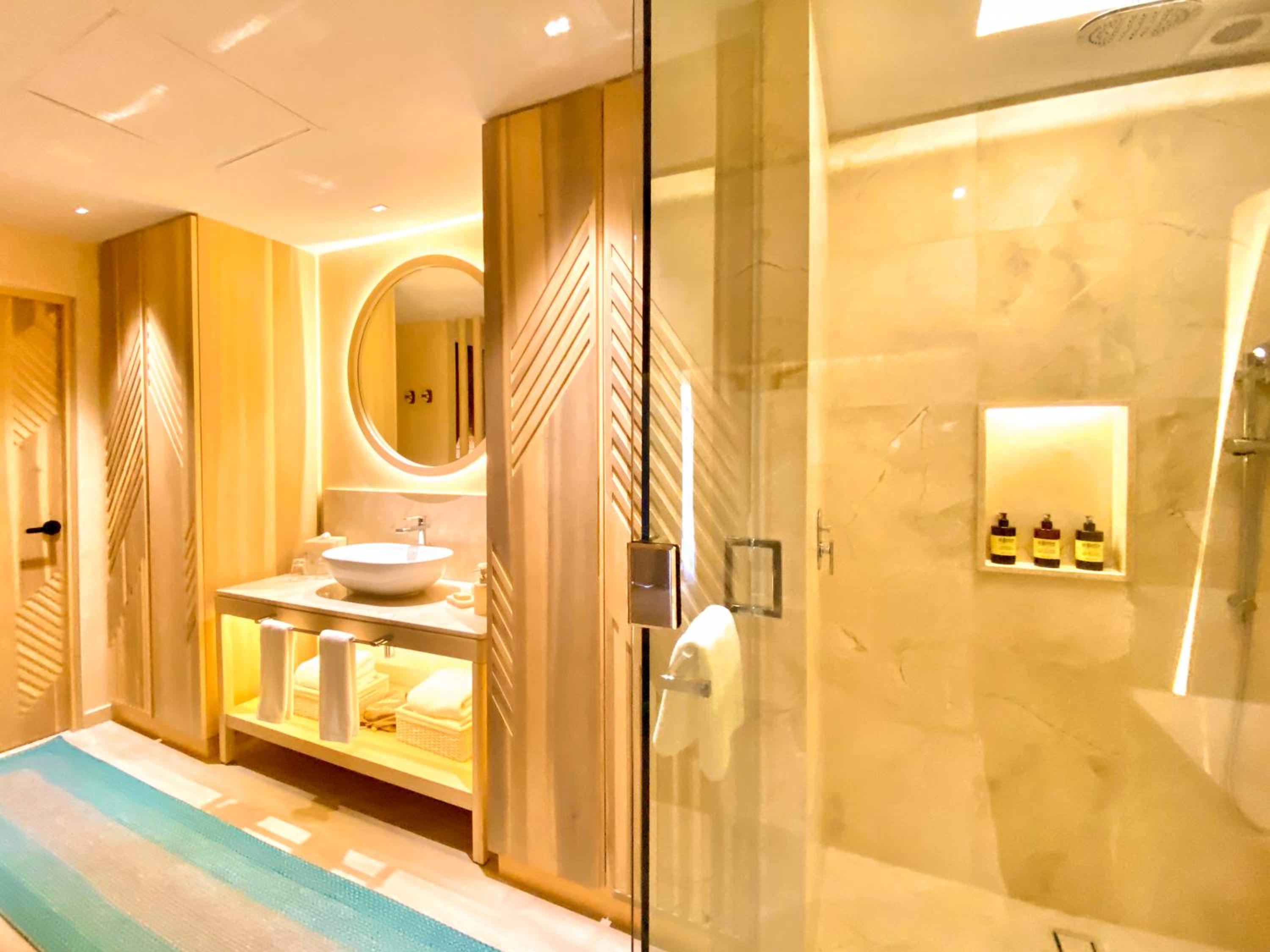 Junior Suite with Private Pool - Photo 23