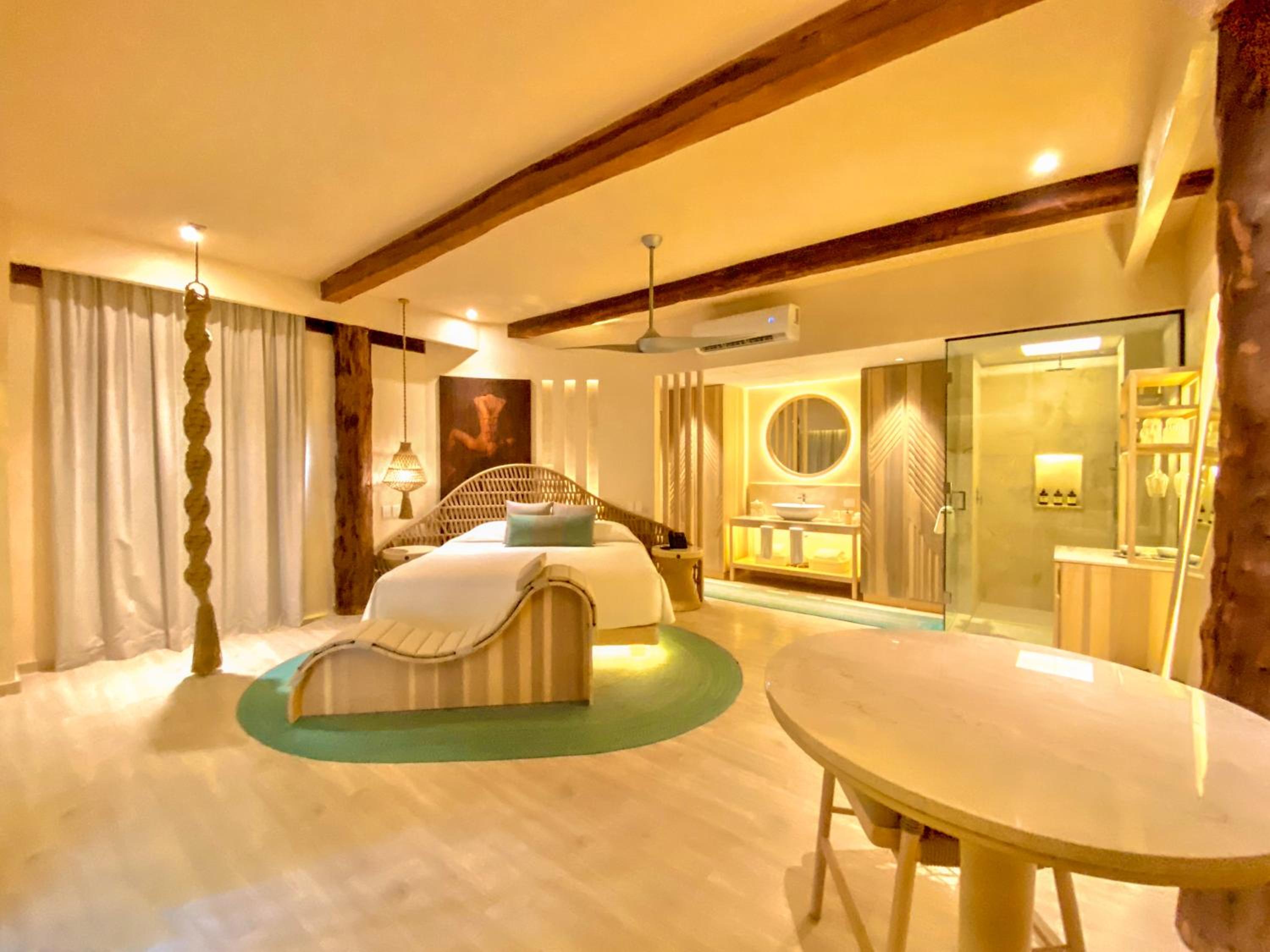 Suite with Private Pool - Photo 20