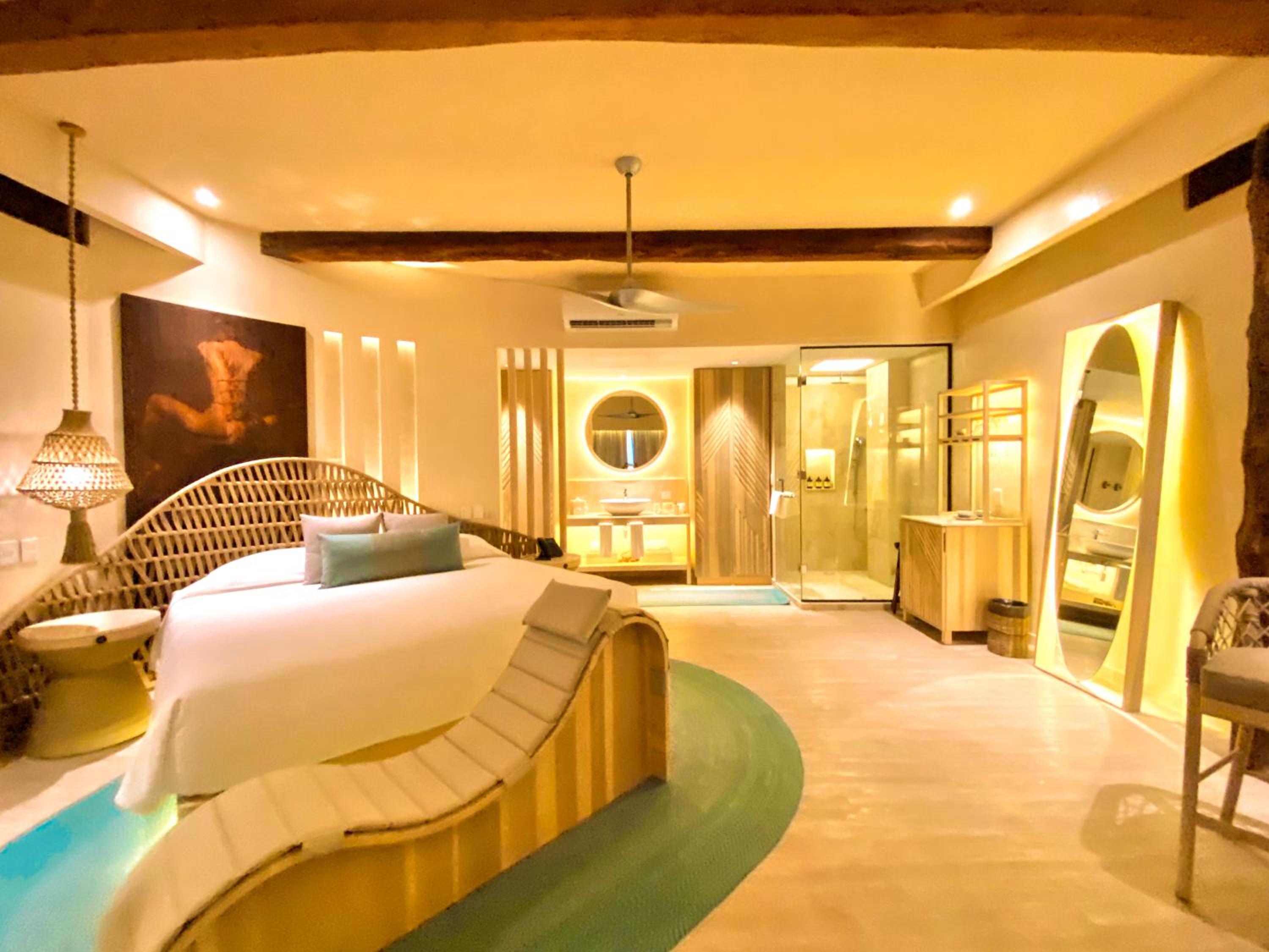 Suite with Private Pool - Photo 21