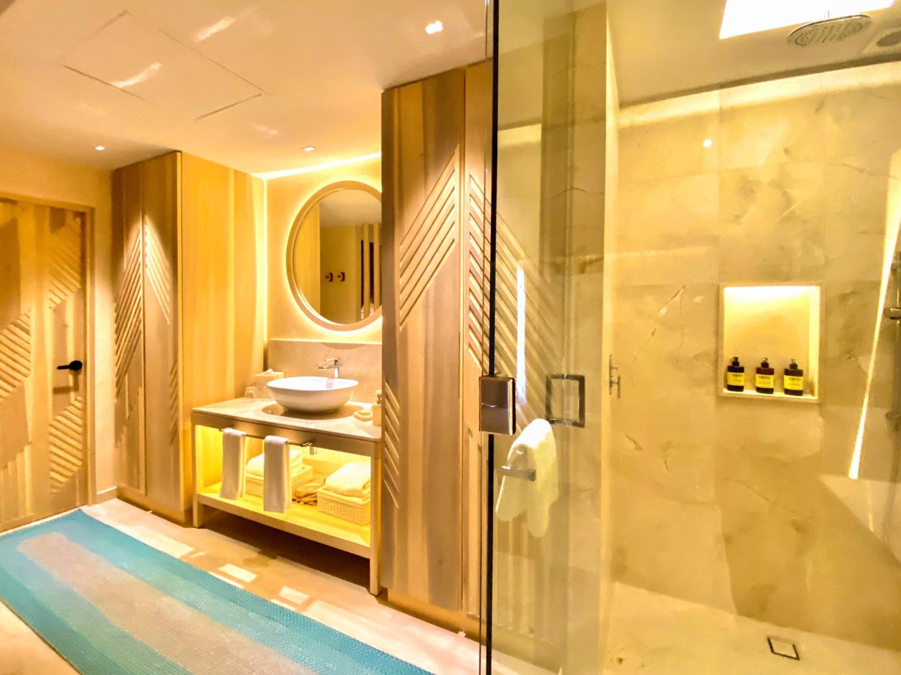 Suite with Private Pool - Photo 18