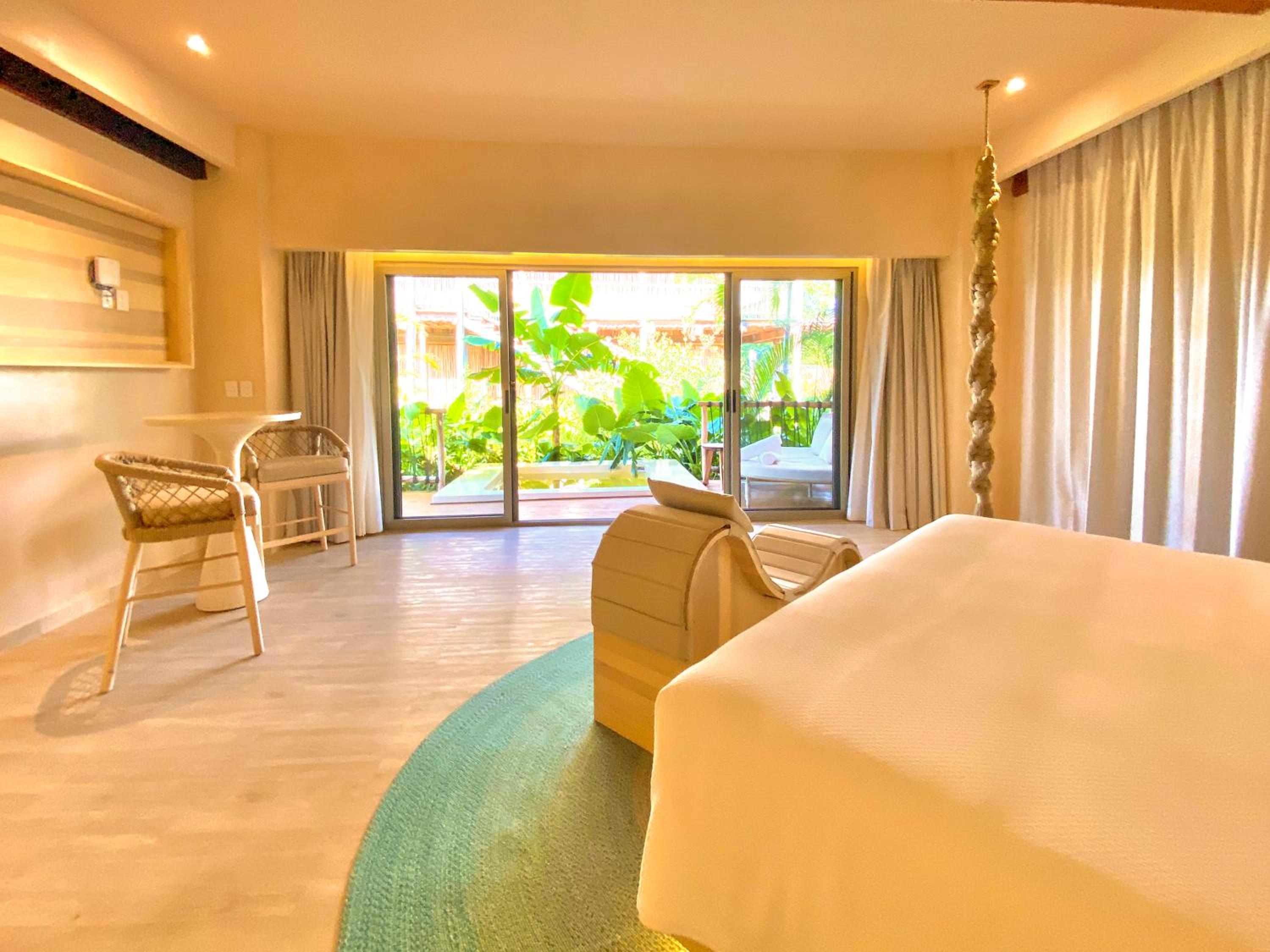 Junior Suite with Private Pool - Photo 25