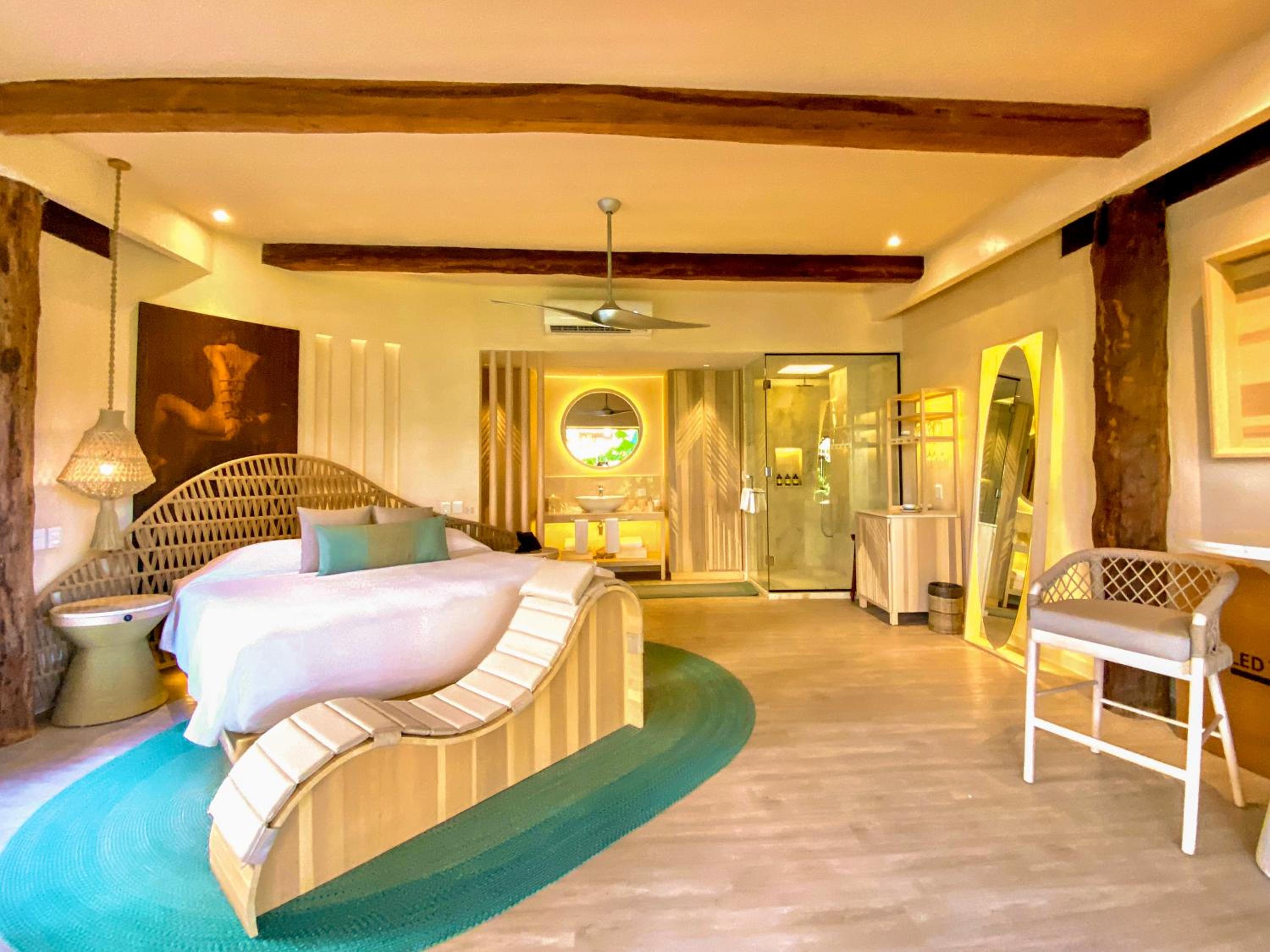 Suite with Private Pool - Photo 19