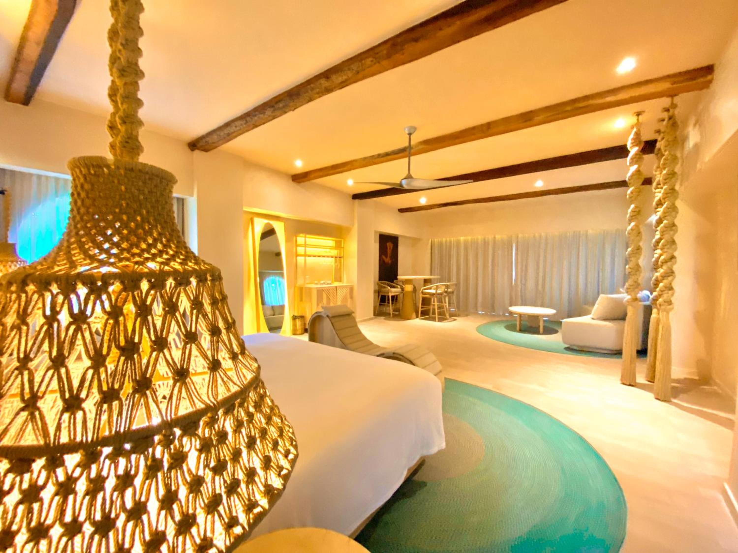 Deluxe Suite - Photo 9