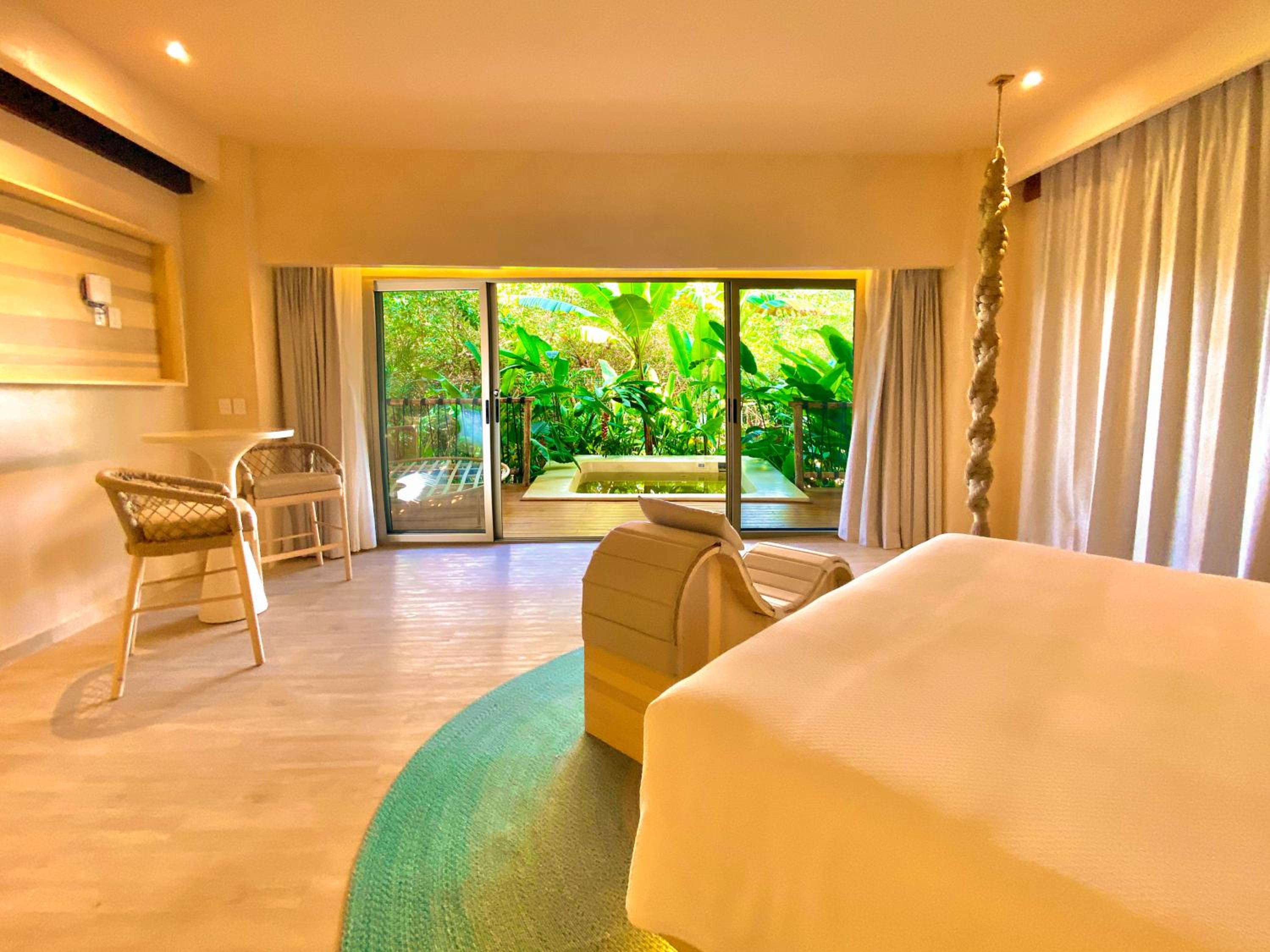 Suite with Private Pool - Photo 12