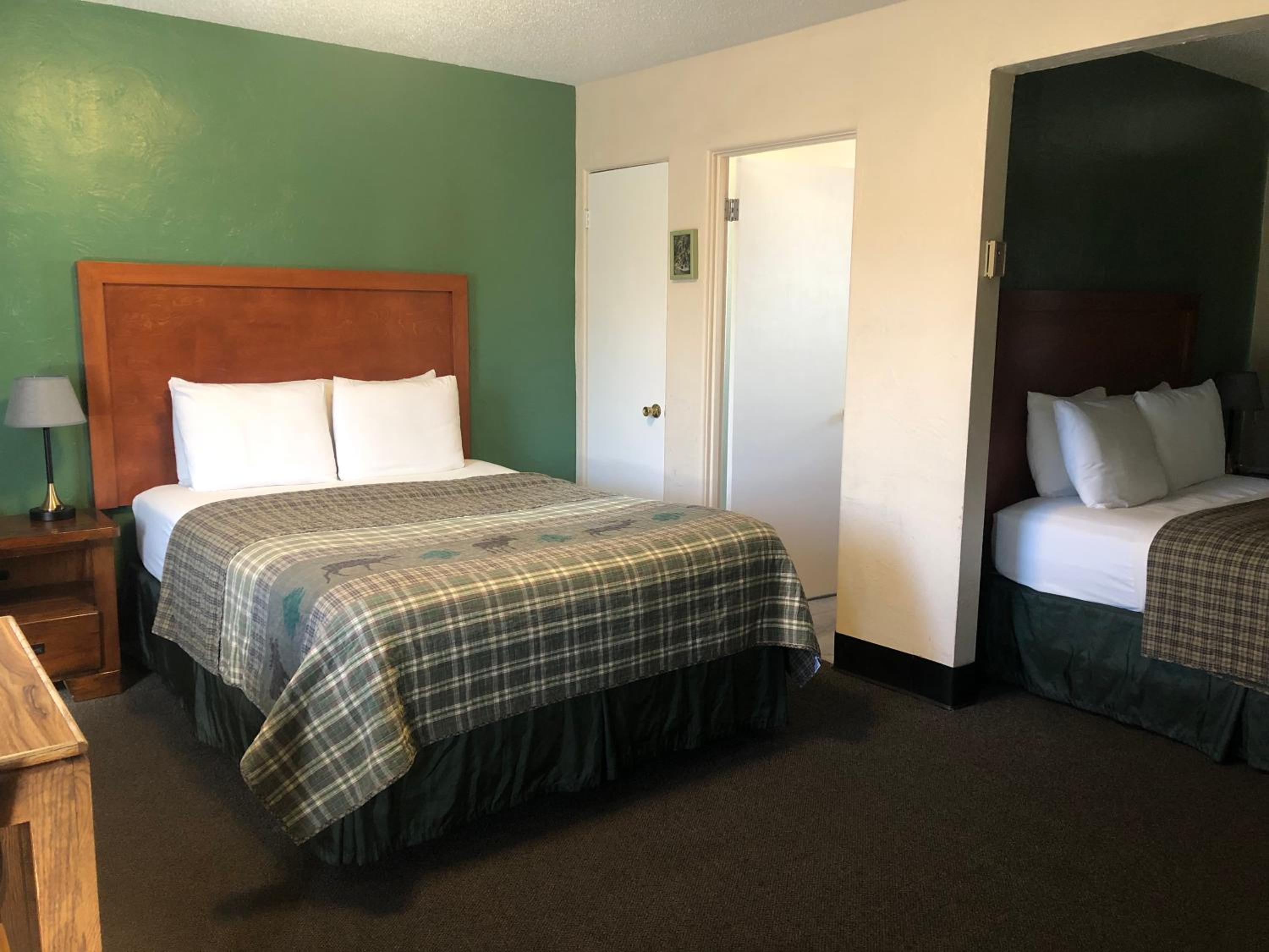 Queen Room with Two Queen Beds photo 2