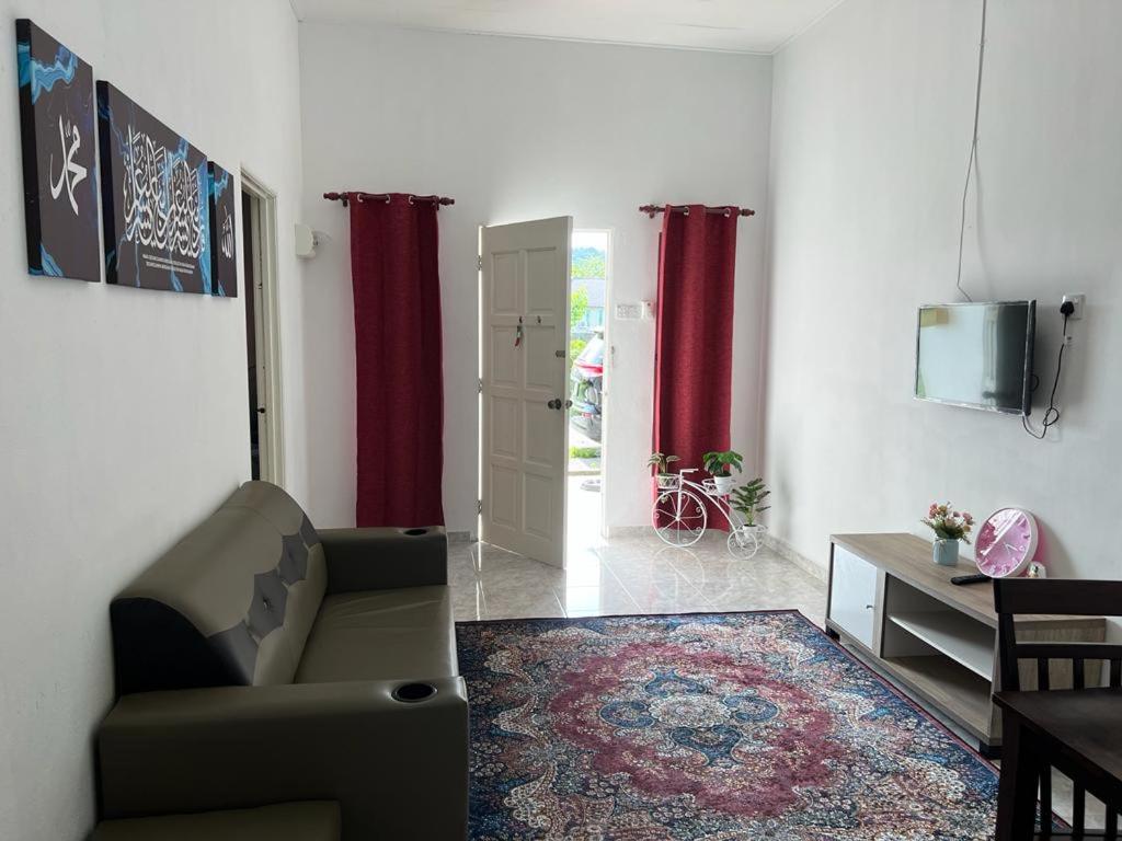 Three-Bedroom House photo 3