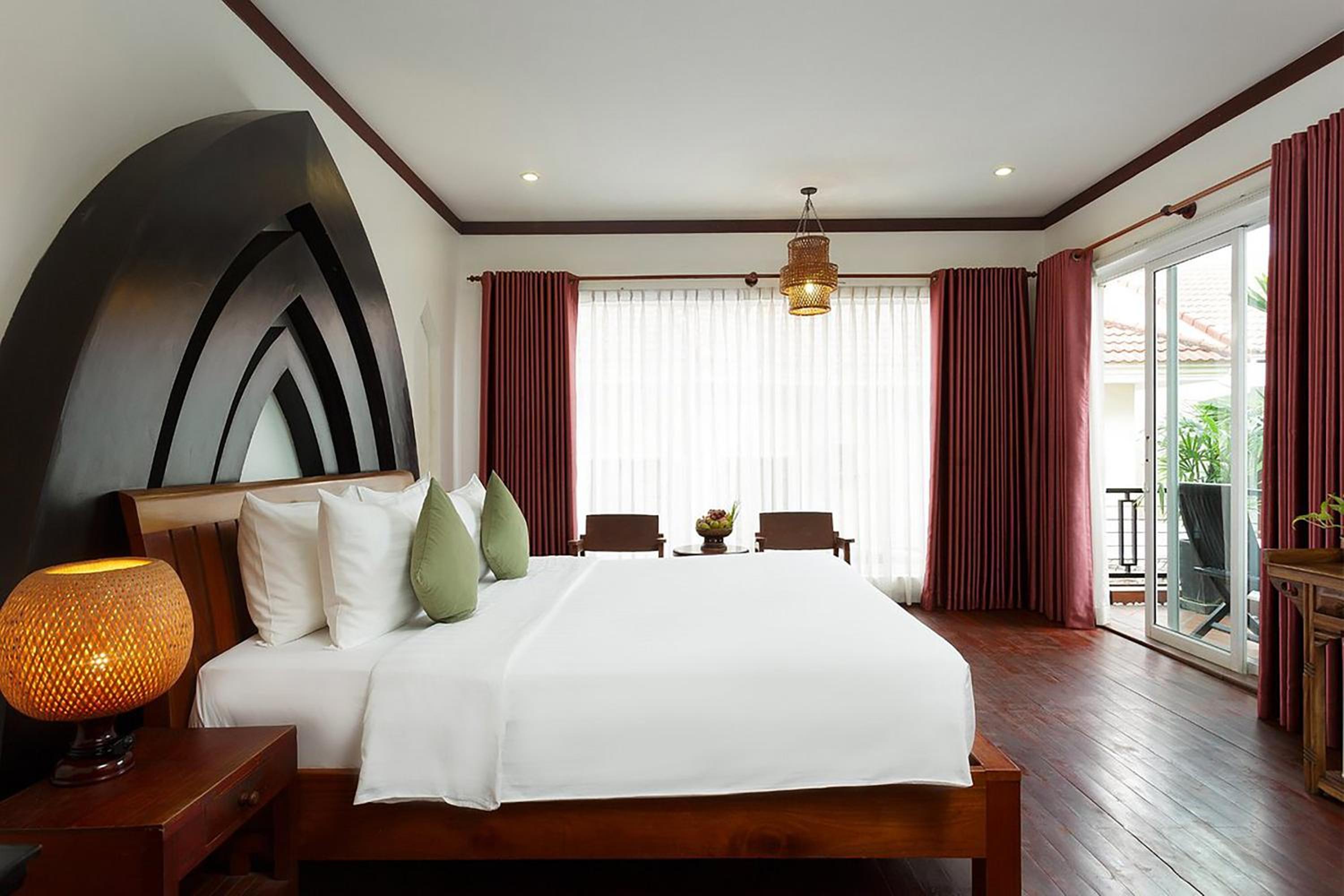 Double Room with Pool View - Photo 3
