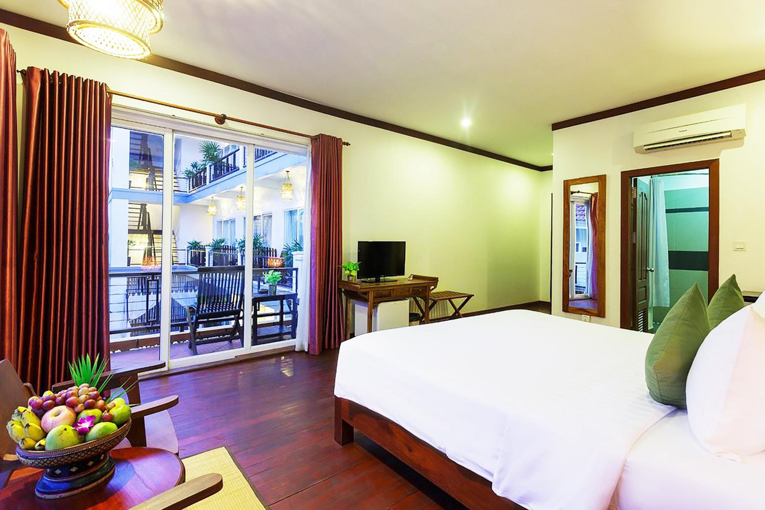 Double Room with Pool View - Photo 2