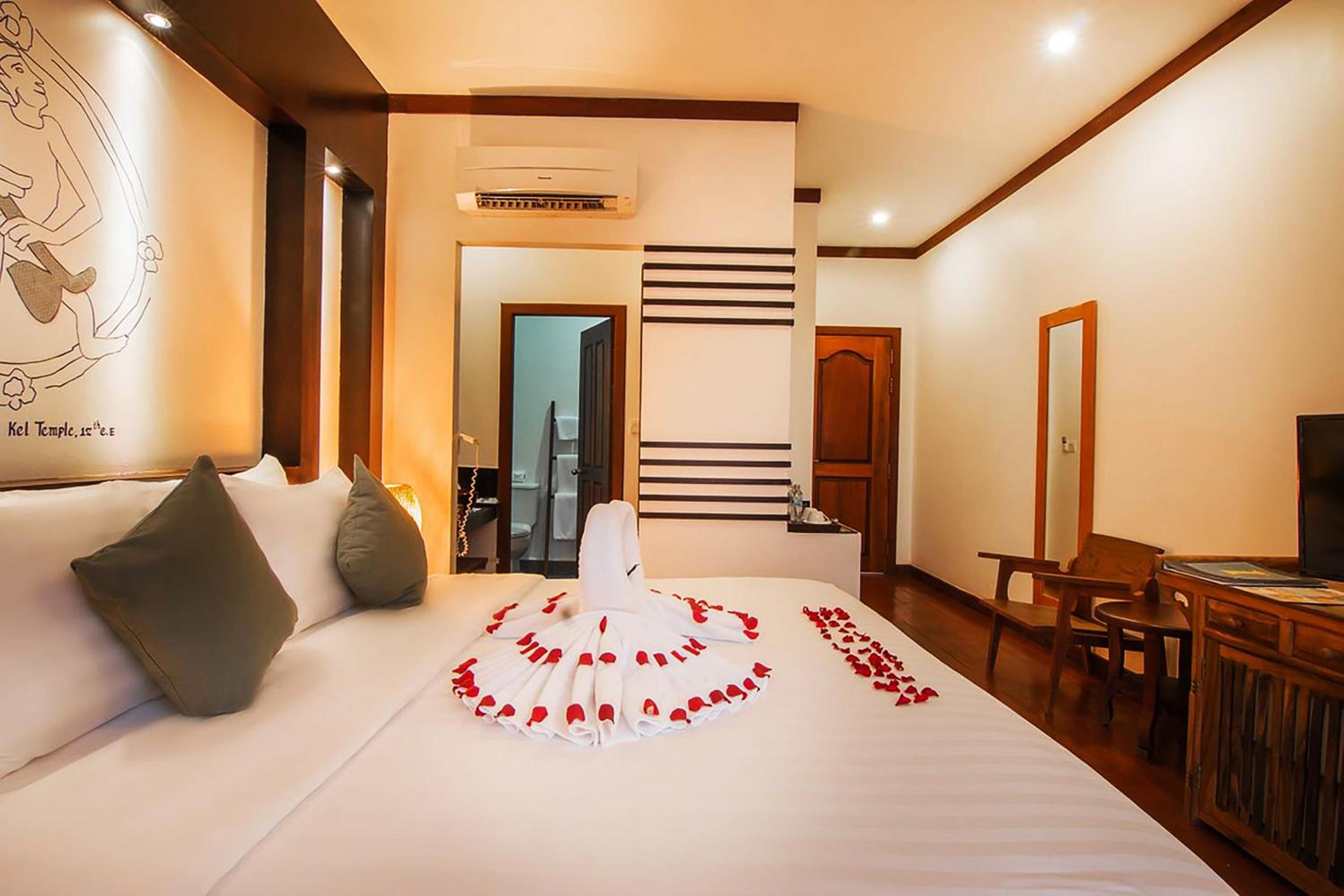 Double Room with Pool View - Photo 9
