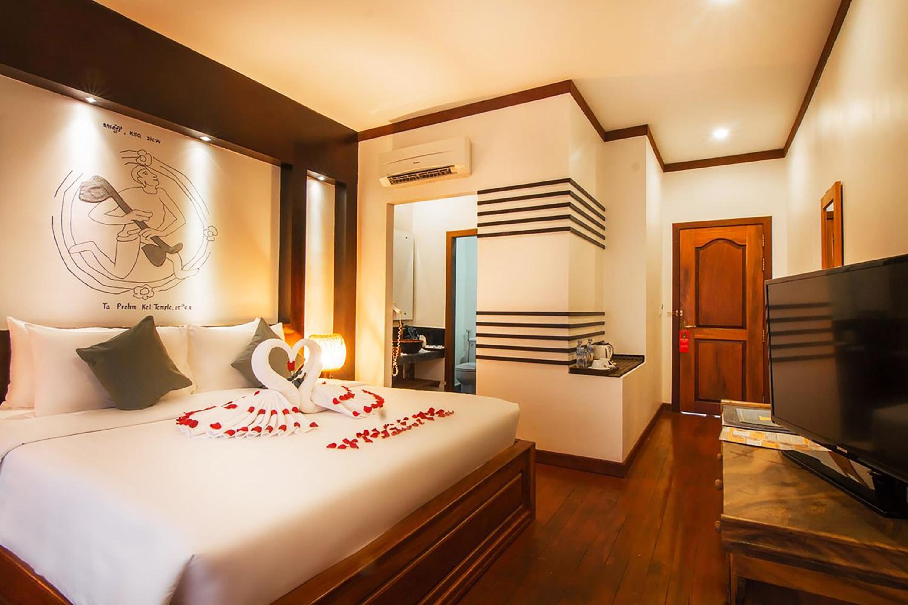 Double Room with Pool View - Photo 10