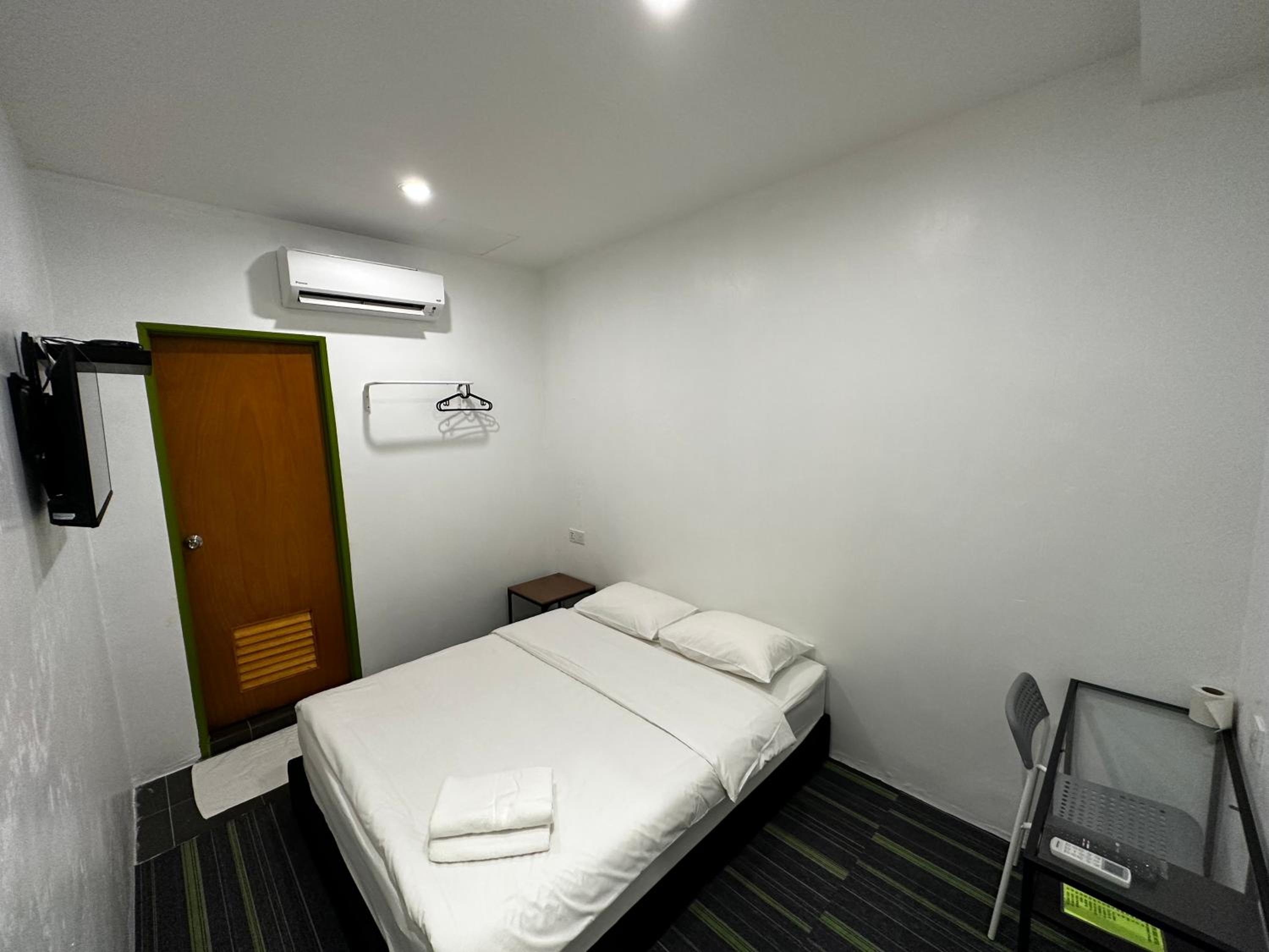 Double Room with Private Bathroom - Photo 8