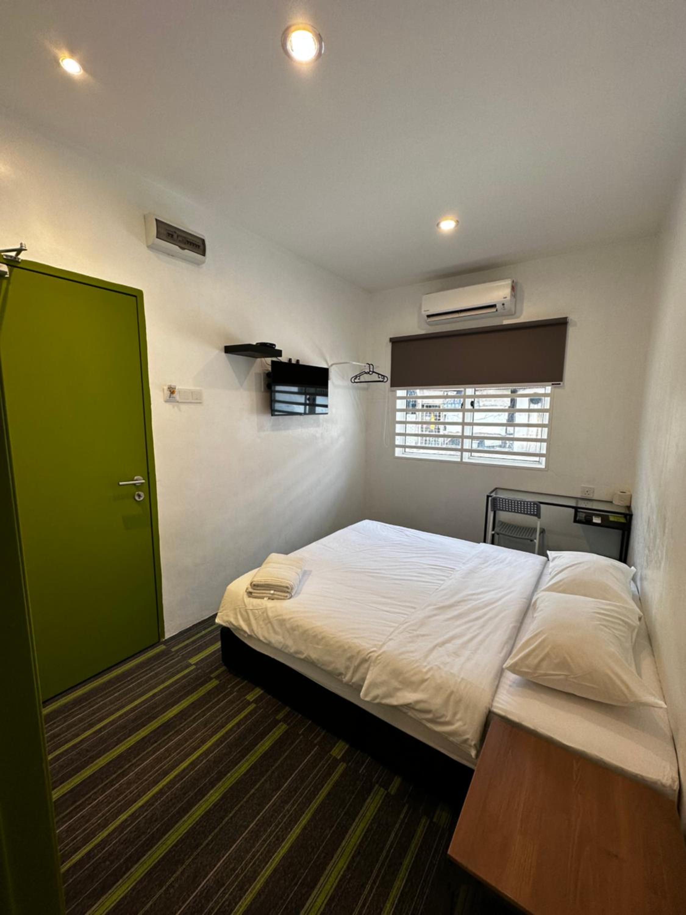 Double Room with Private Bathroom - Photo 9