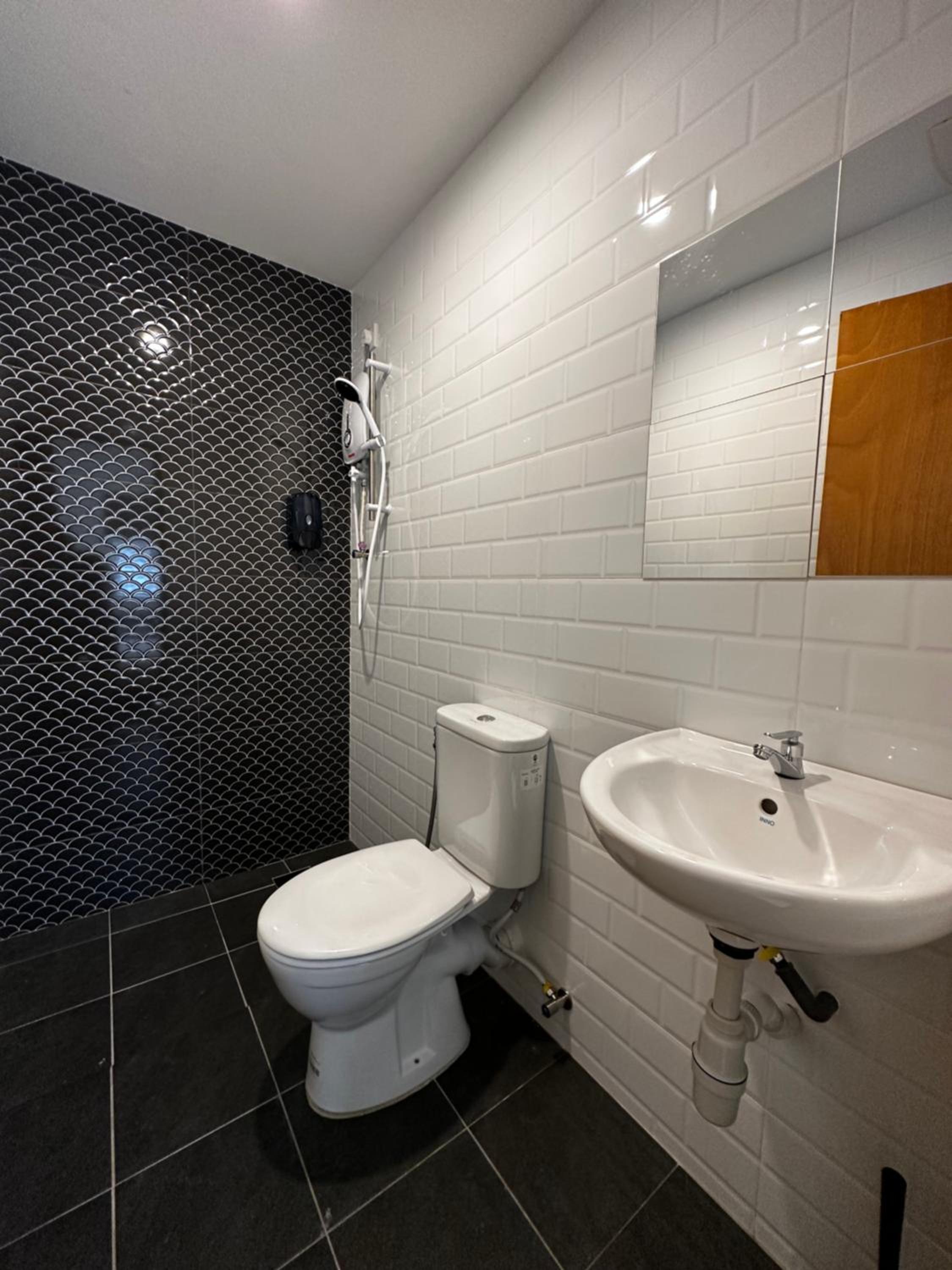 Double Room with Private Bathroom - Photo 10