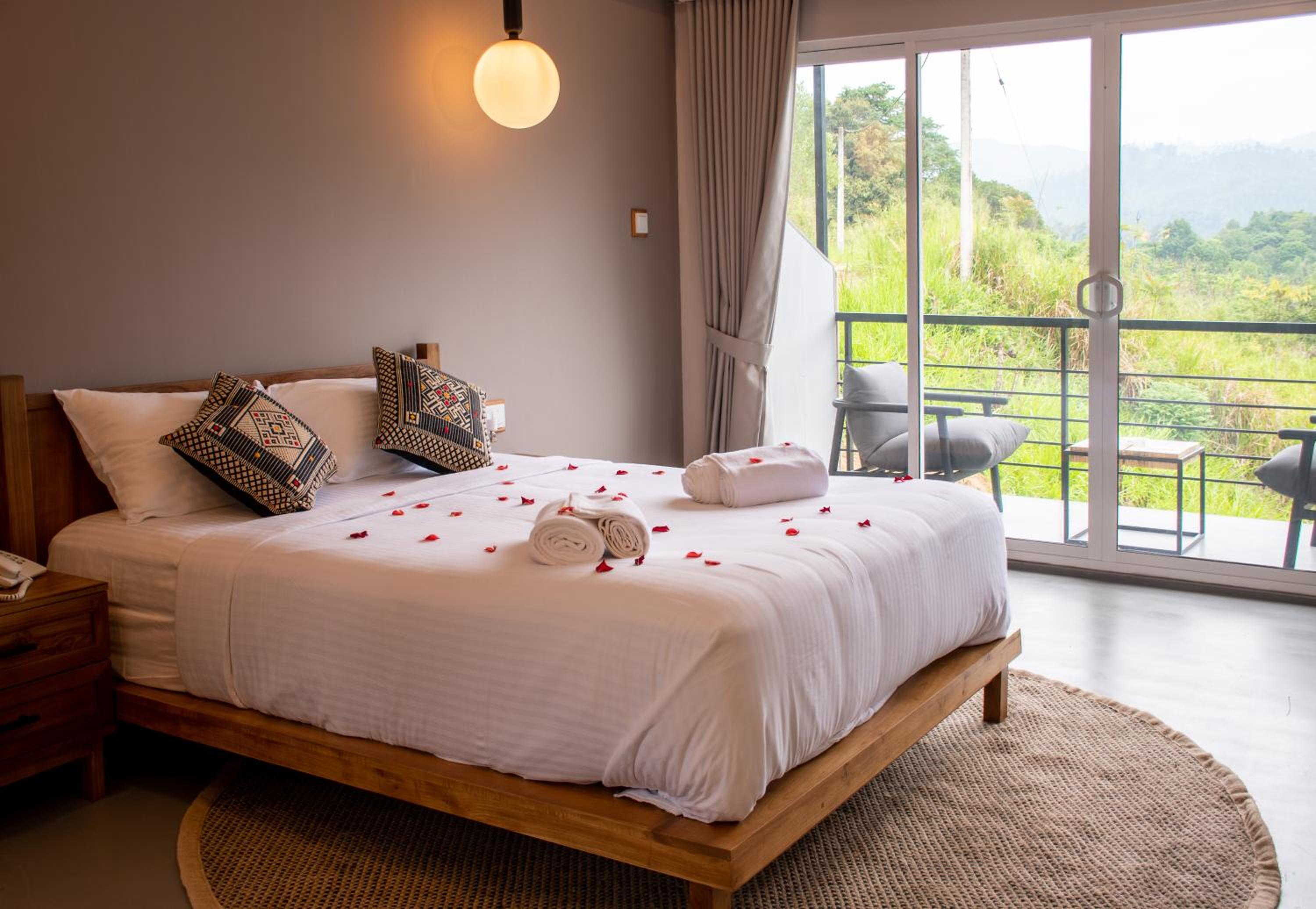 Deluxe Queen Room - Photo 7