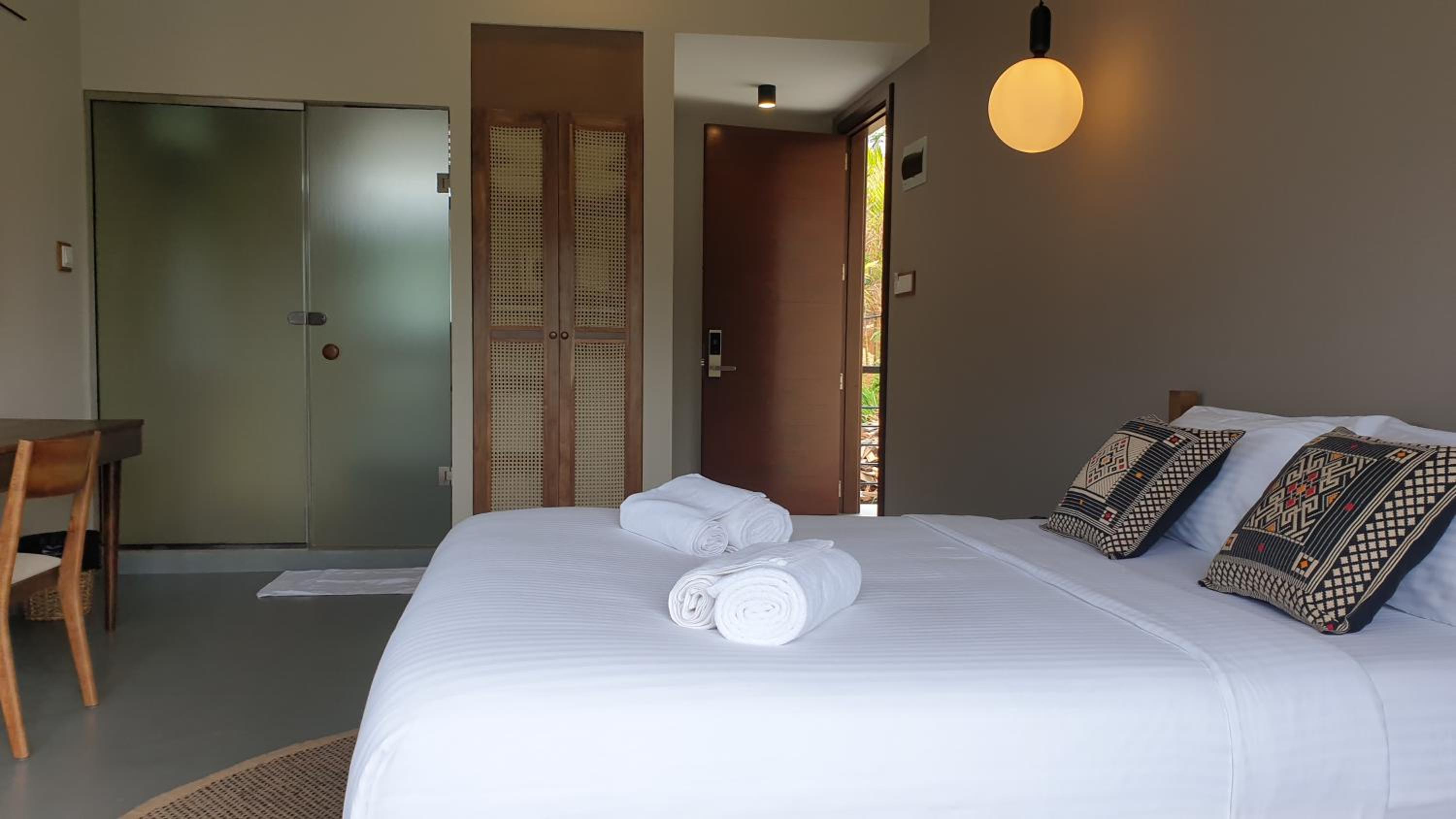 Deluxe Queen Room - Photo 8