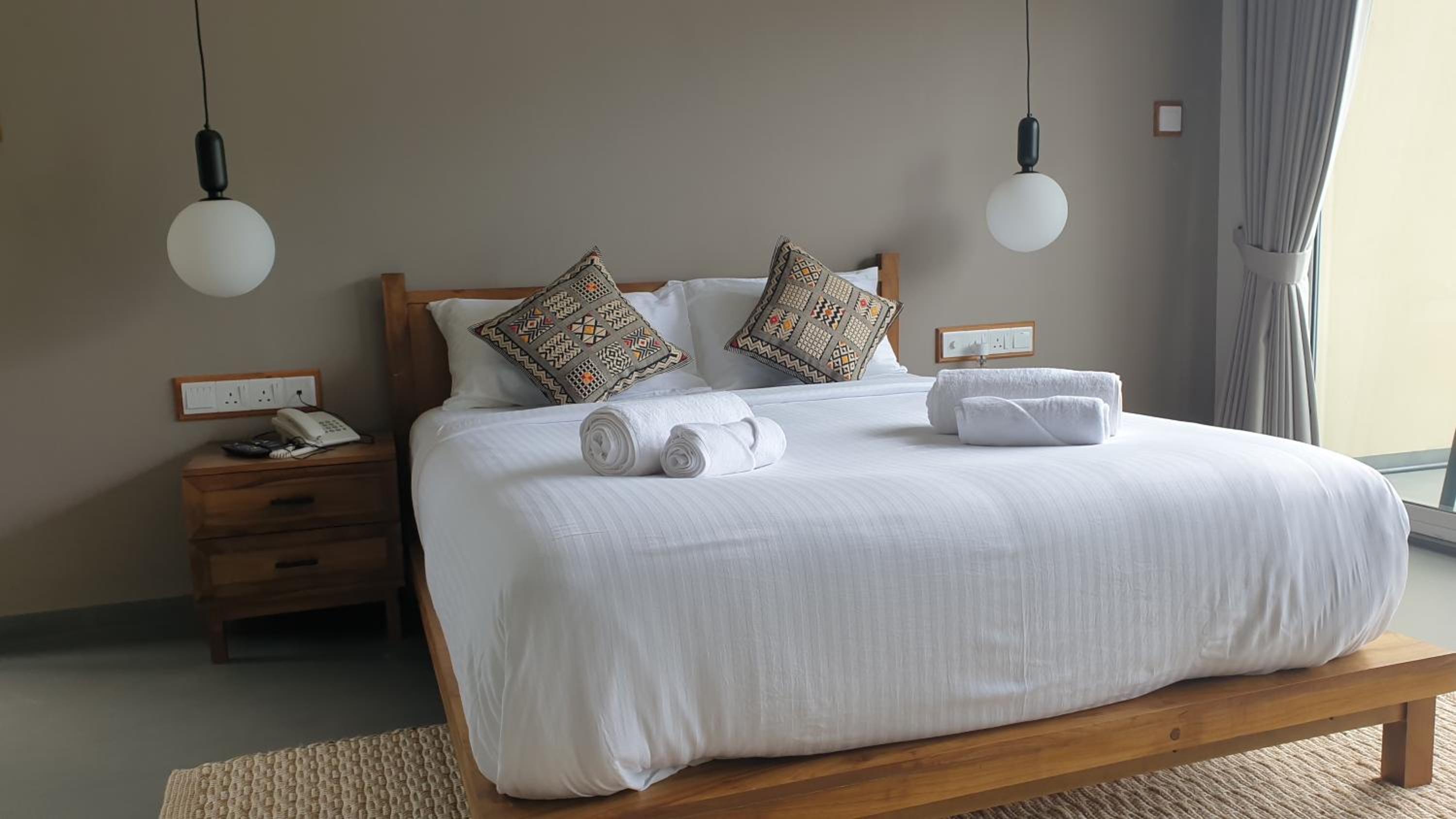 Deluxe Queen Room - Photo 10