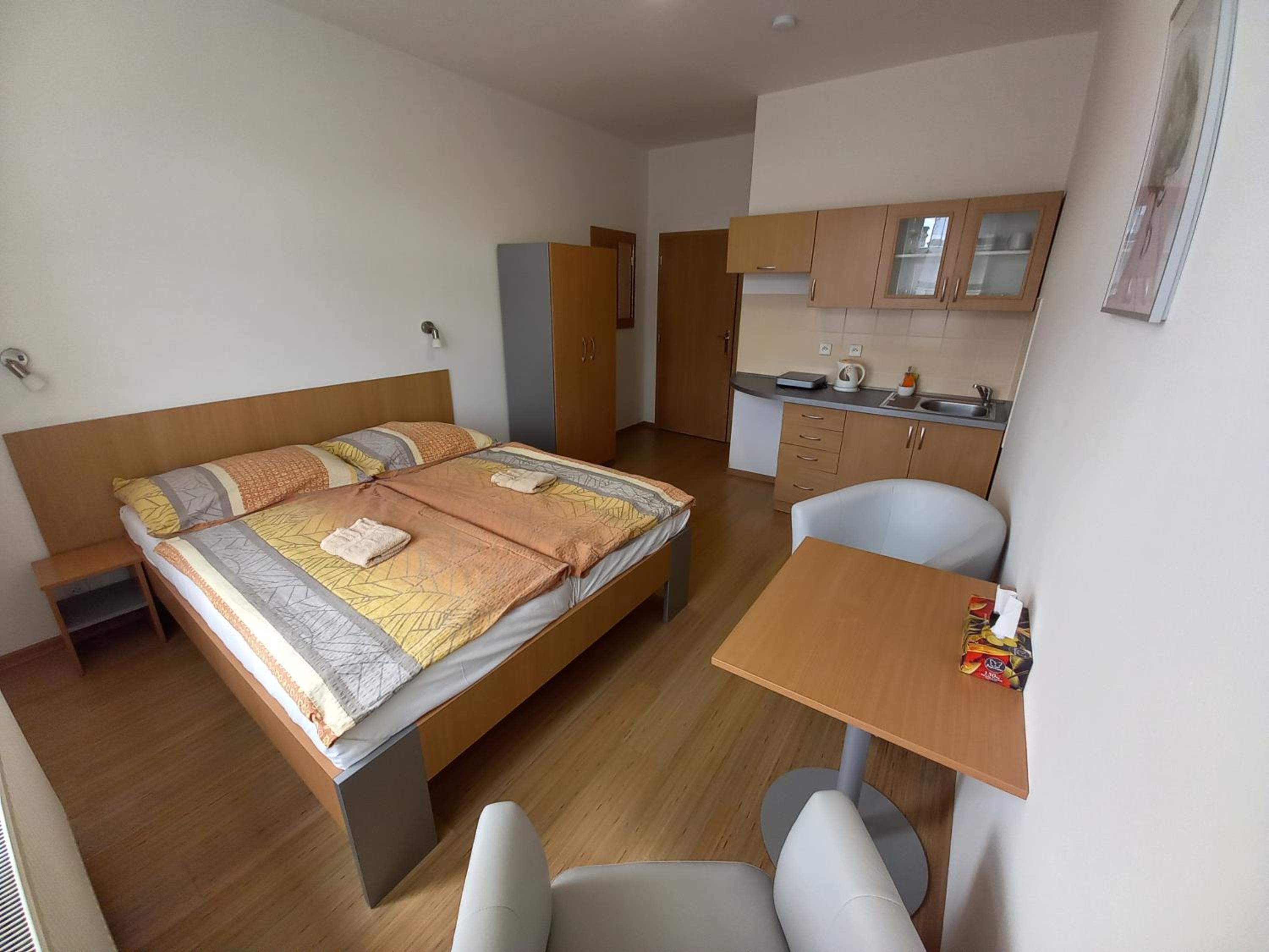 Double or Twin Room with Private Bathroom - Photo 8