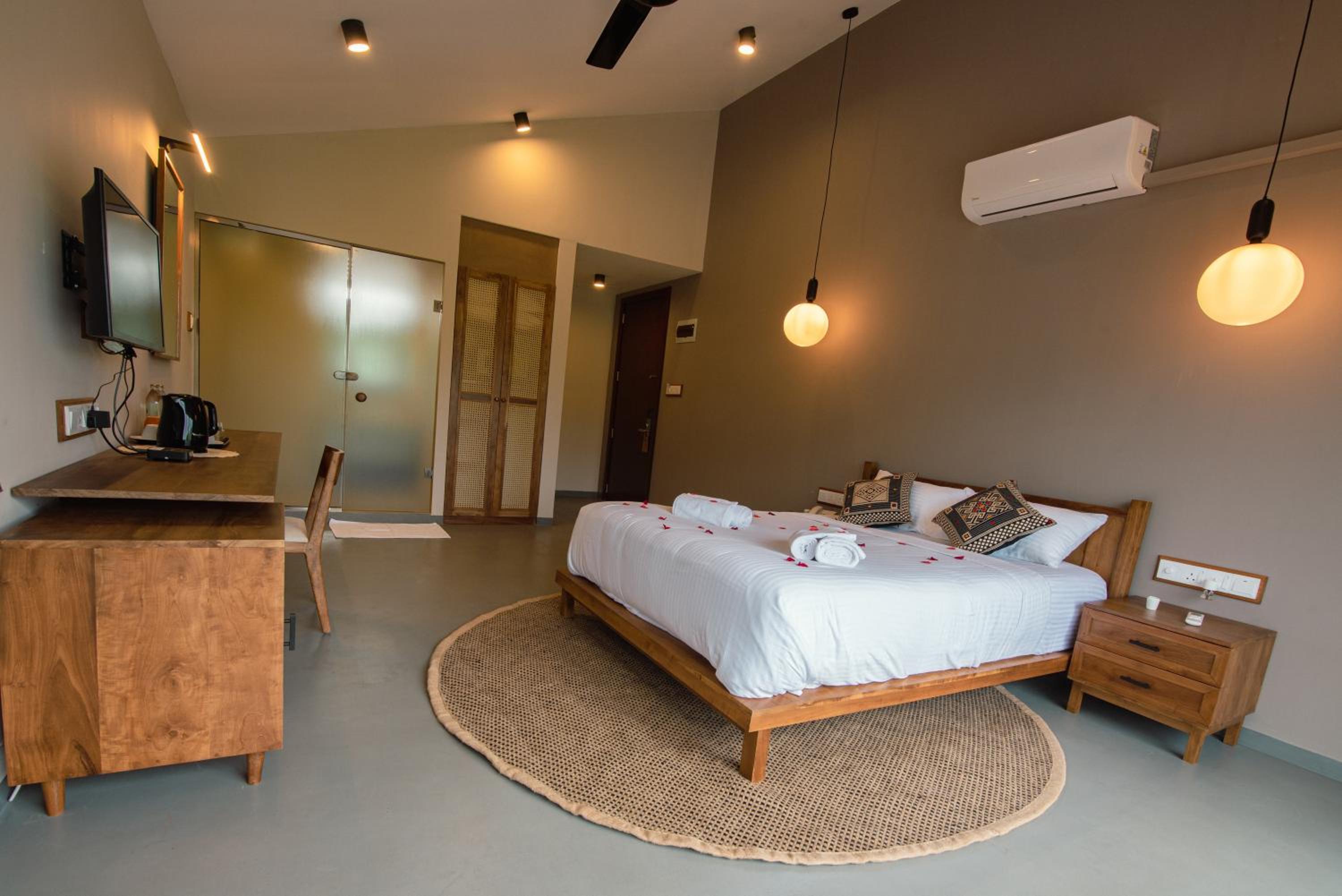 Deluxe Queen Room - Photo 11