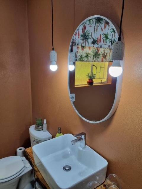 Deluxe King Room - Photo 7