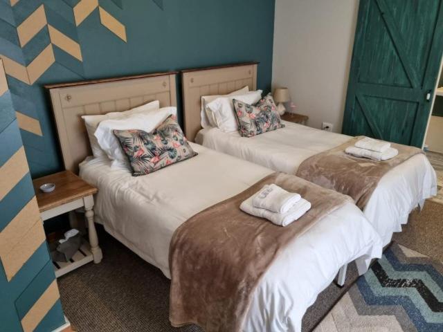 Standard Twin Room - Photo 3