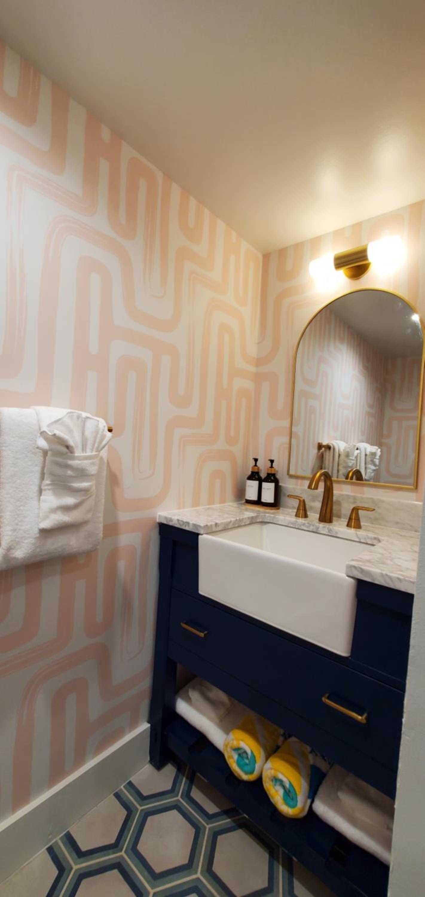 S&N Lux Suite-Free Parking-King Bed-Kitchen-WiFi: King Studio with Sofa Bed photo