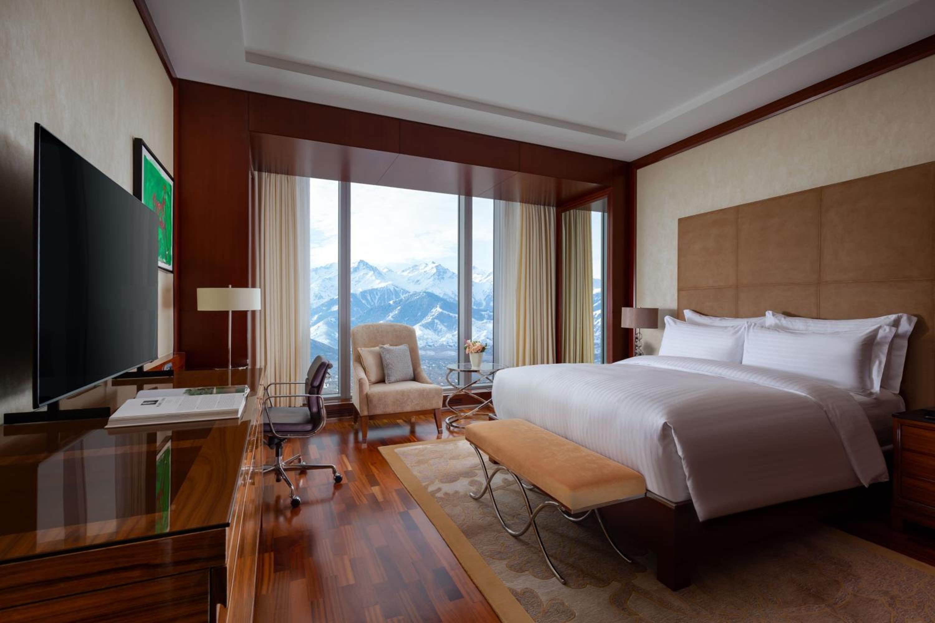 Club Level, Guest room, One King, Mountain View photo 1
