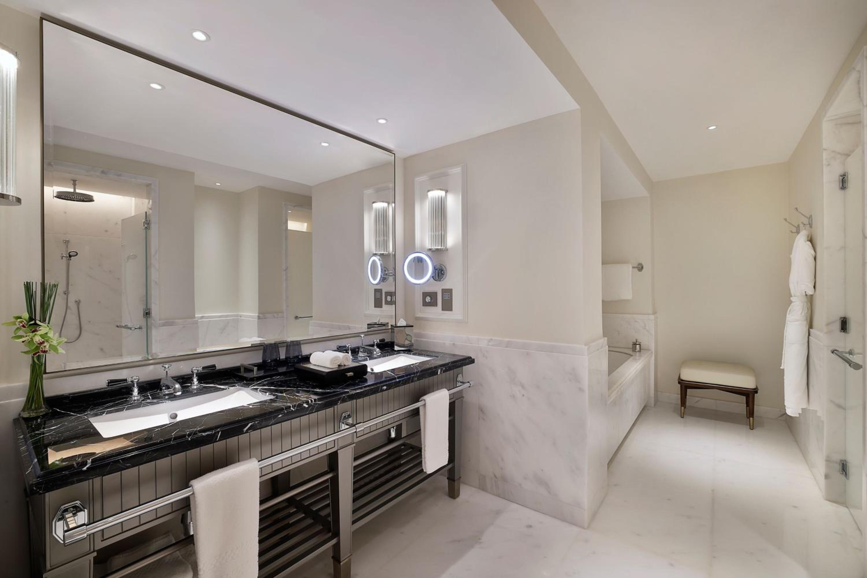 Grand, Club lounge access, Suite, 1 King, Skyline view - Photo 7