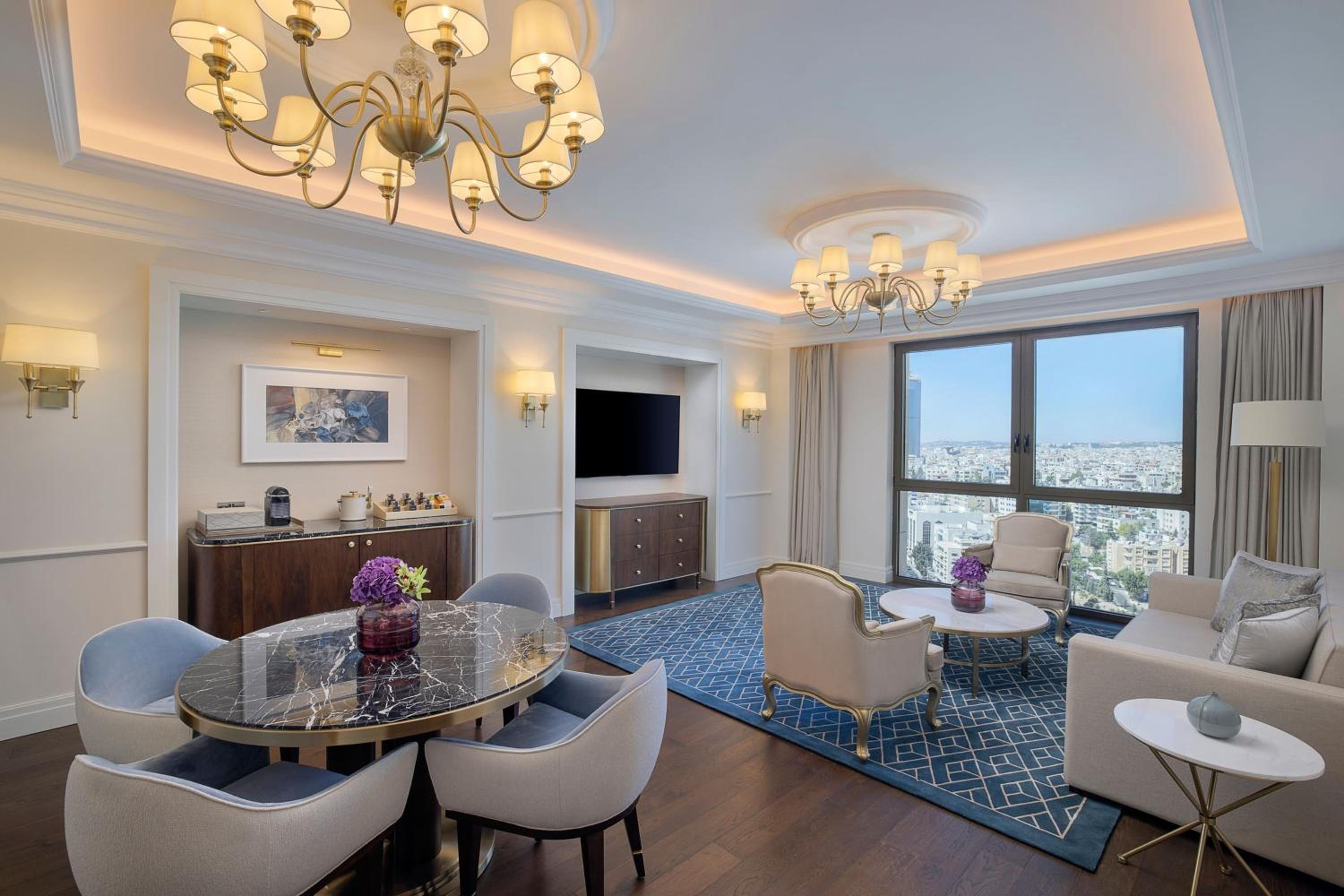 Grand, Club lounge access, Suite, 1 King, Skyline view - Photo 5