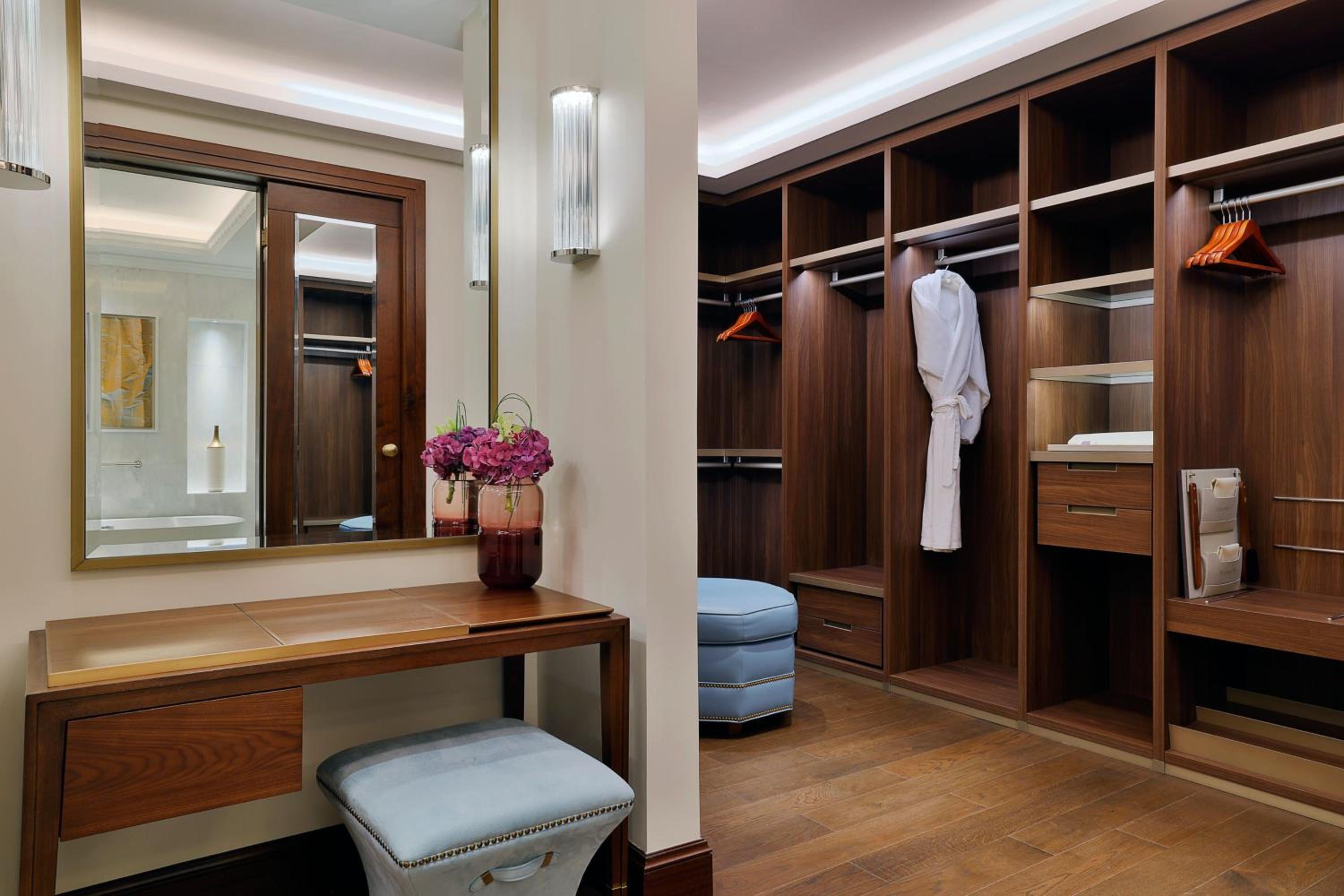 Ambassador, Suite, 1 King, Skyline View