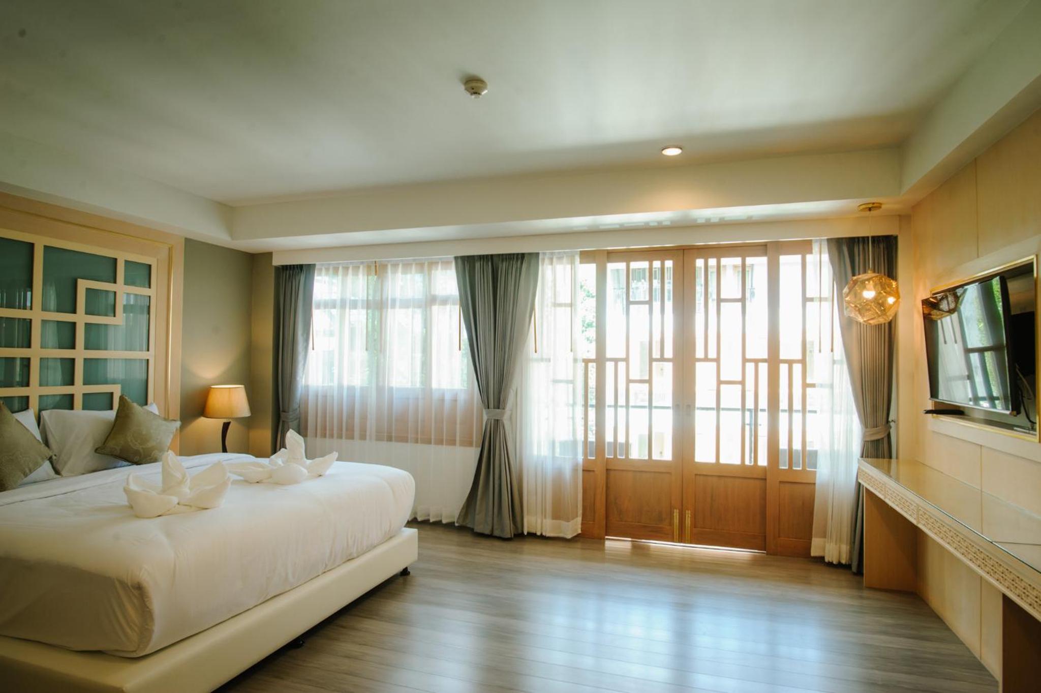Deluxe Double Room - Photo 9