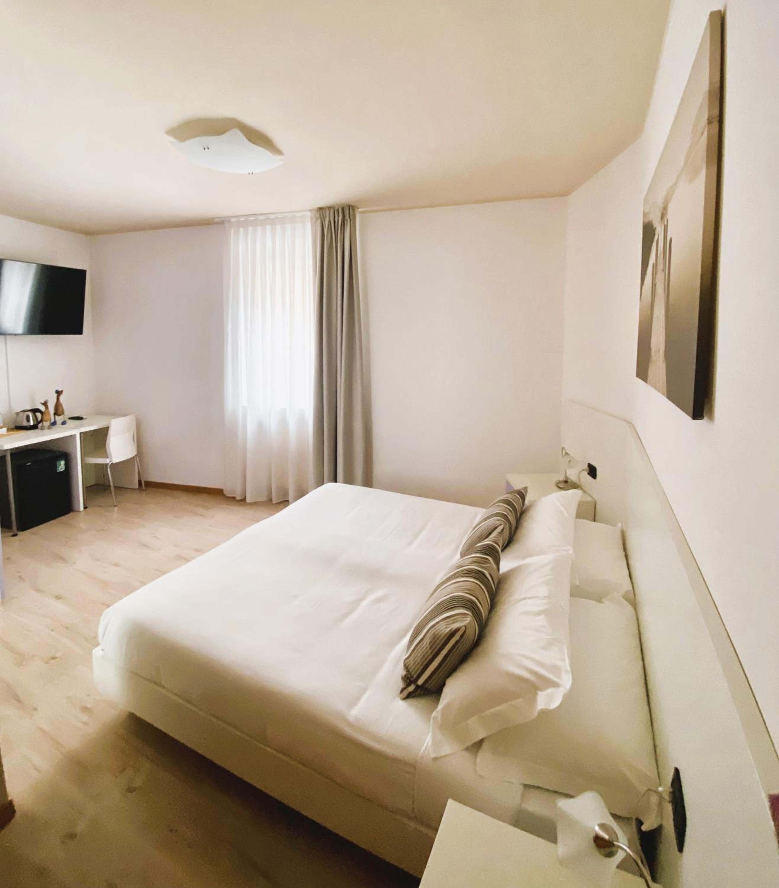 Standard Double or Twin Room - Photo 2