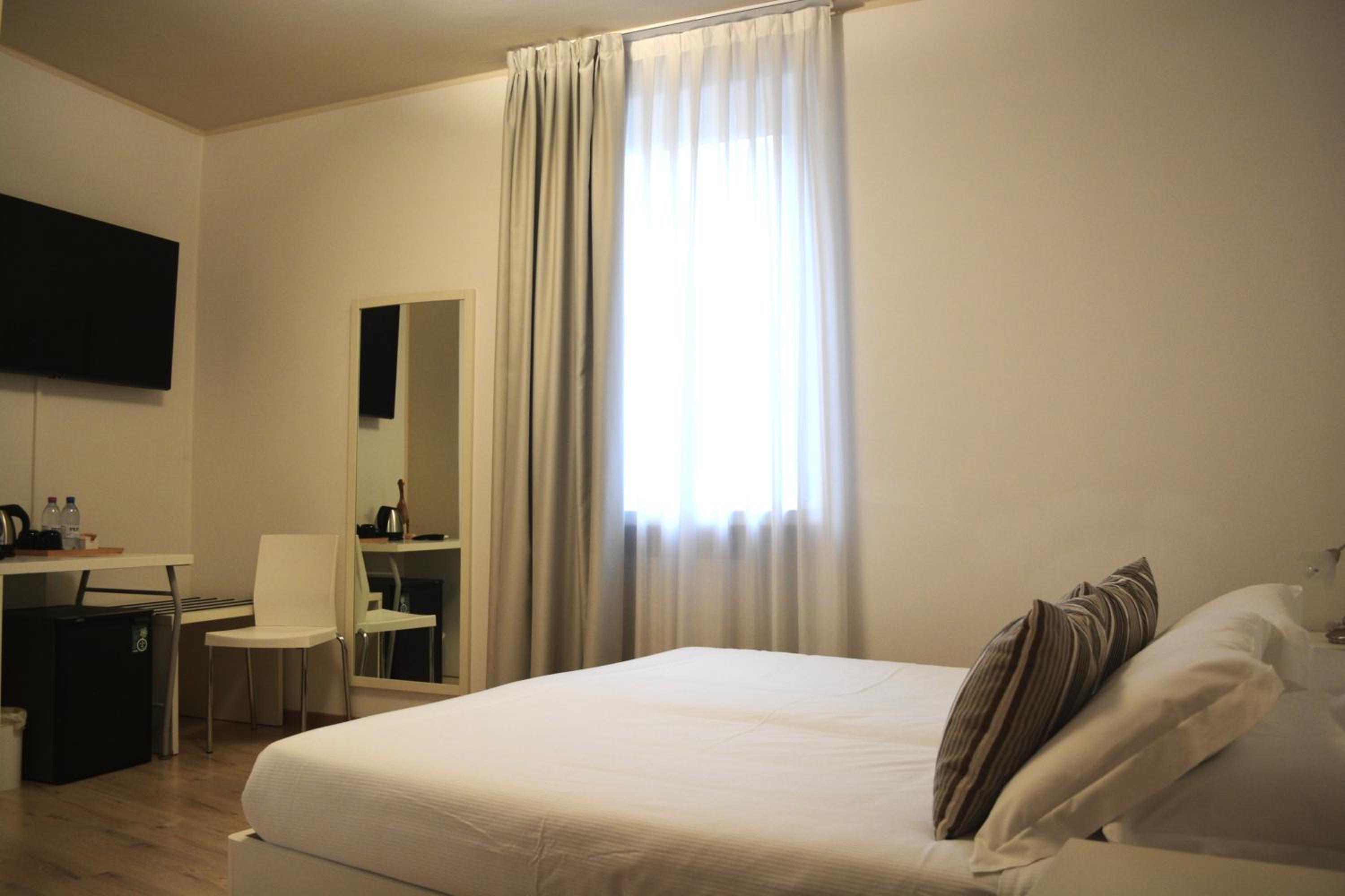 Standard Double or Twin Room - Photo 5
