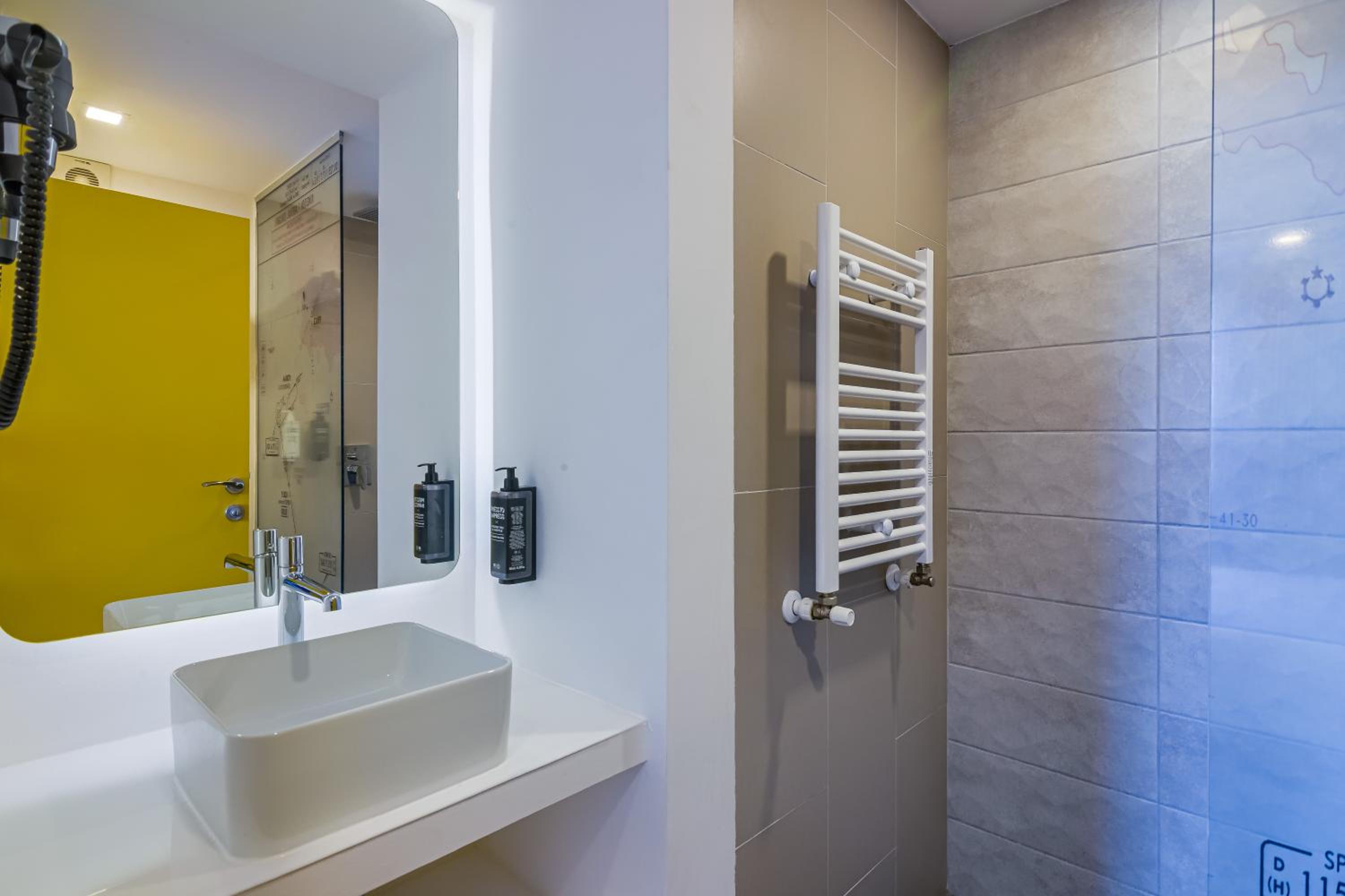 Standard Twin Room - Photo 8
