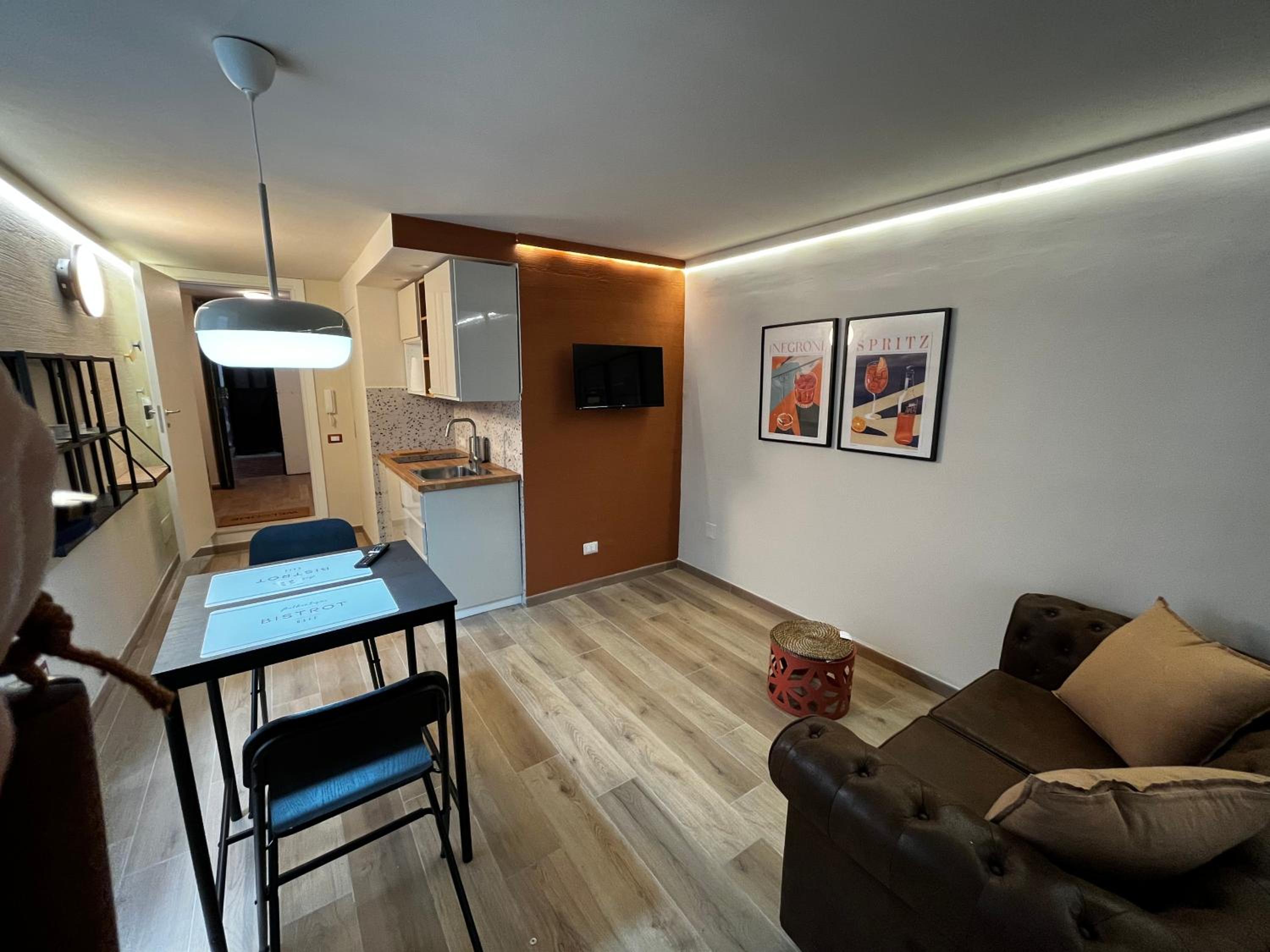 One-Bedroom Apartment photo 1