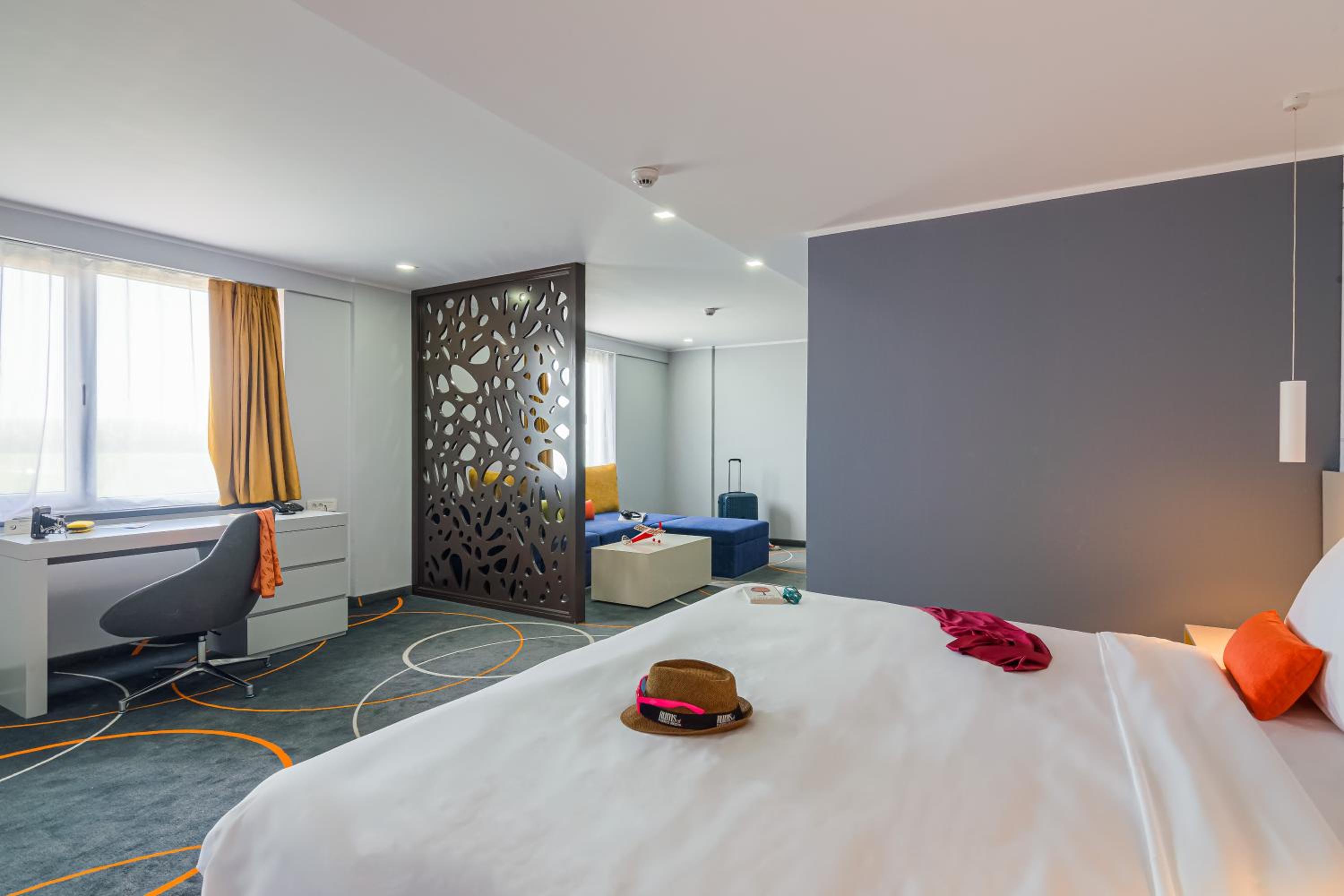 Premium King Room with Sofa Bed - Photo 8