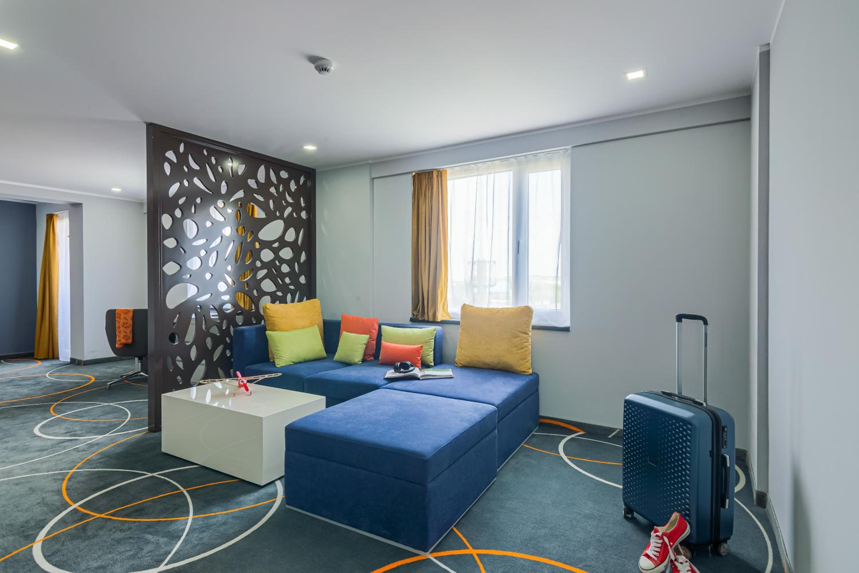 Premium King Room with Sofa Bed - Photo 2