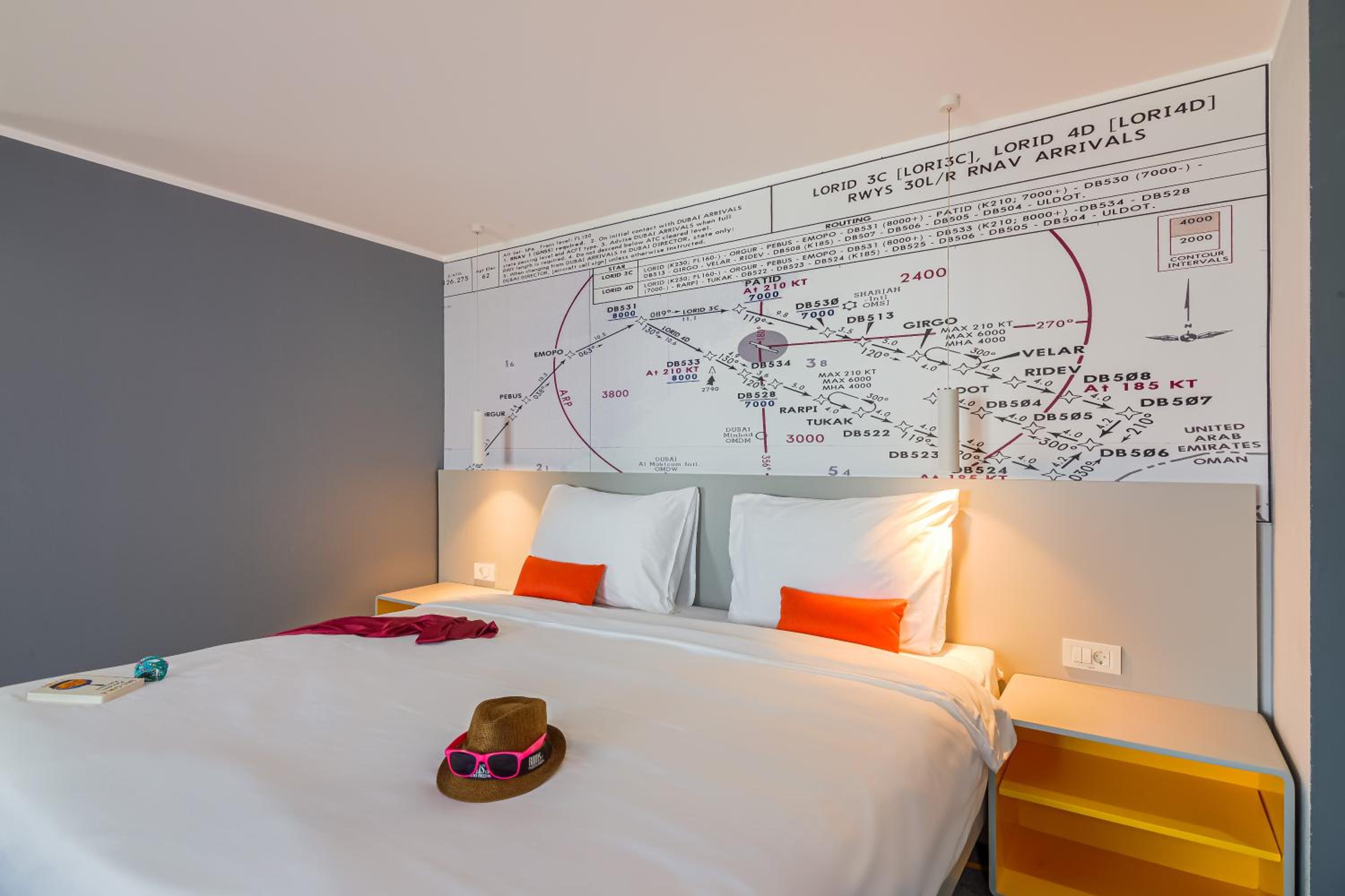 Premium King Room with Sofa Bed - Photo 3